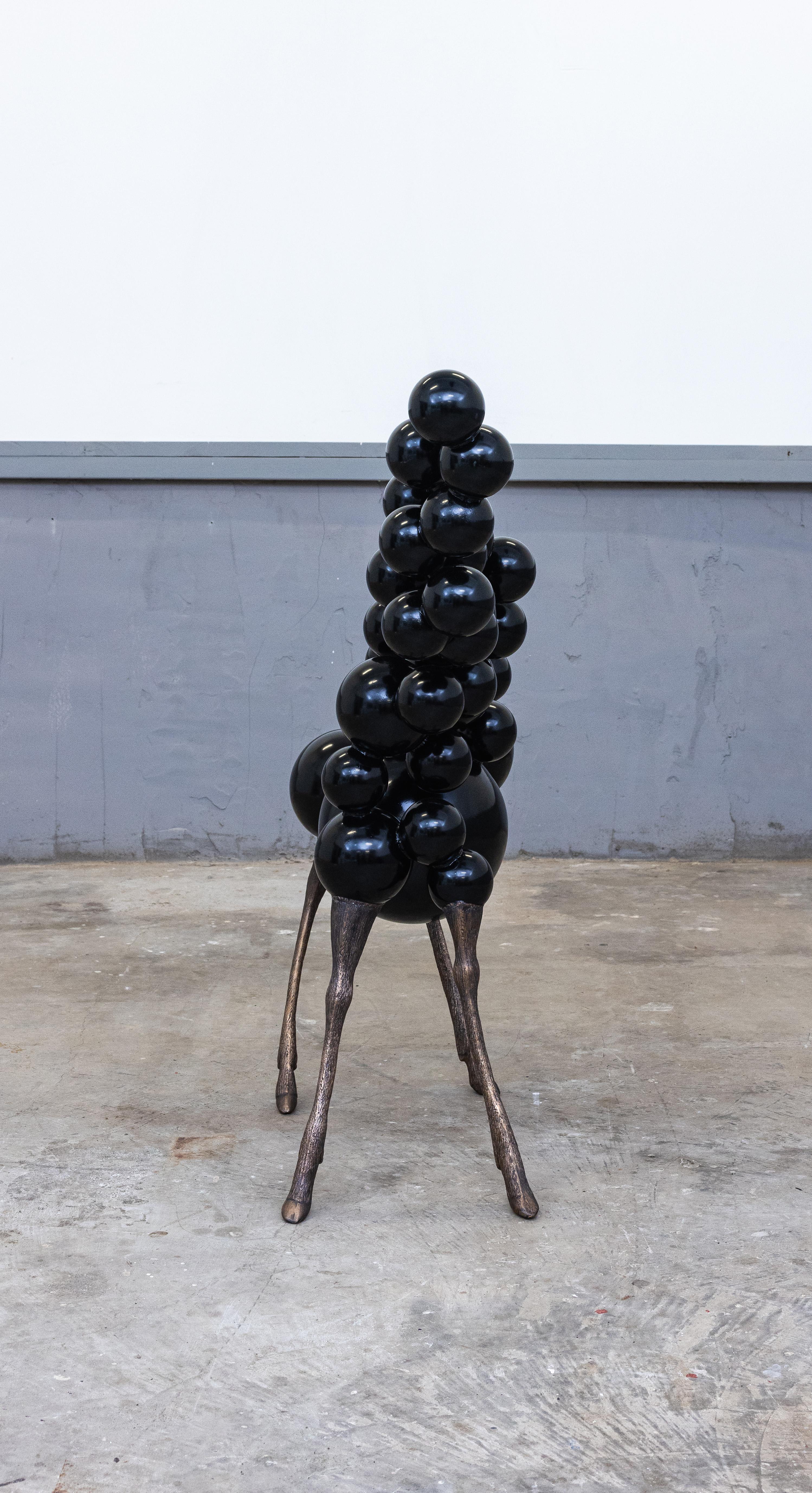 We the Beast #3 - Figurative Sculpture Oro di Brandon Vickerd
