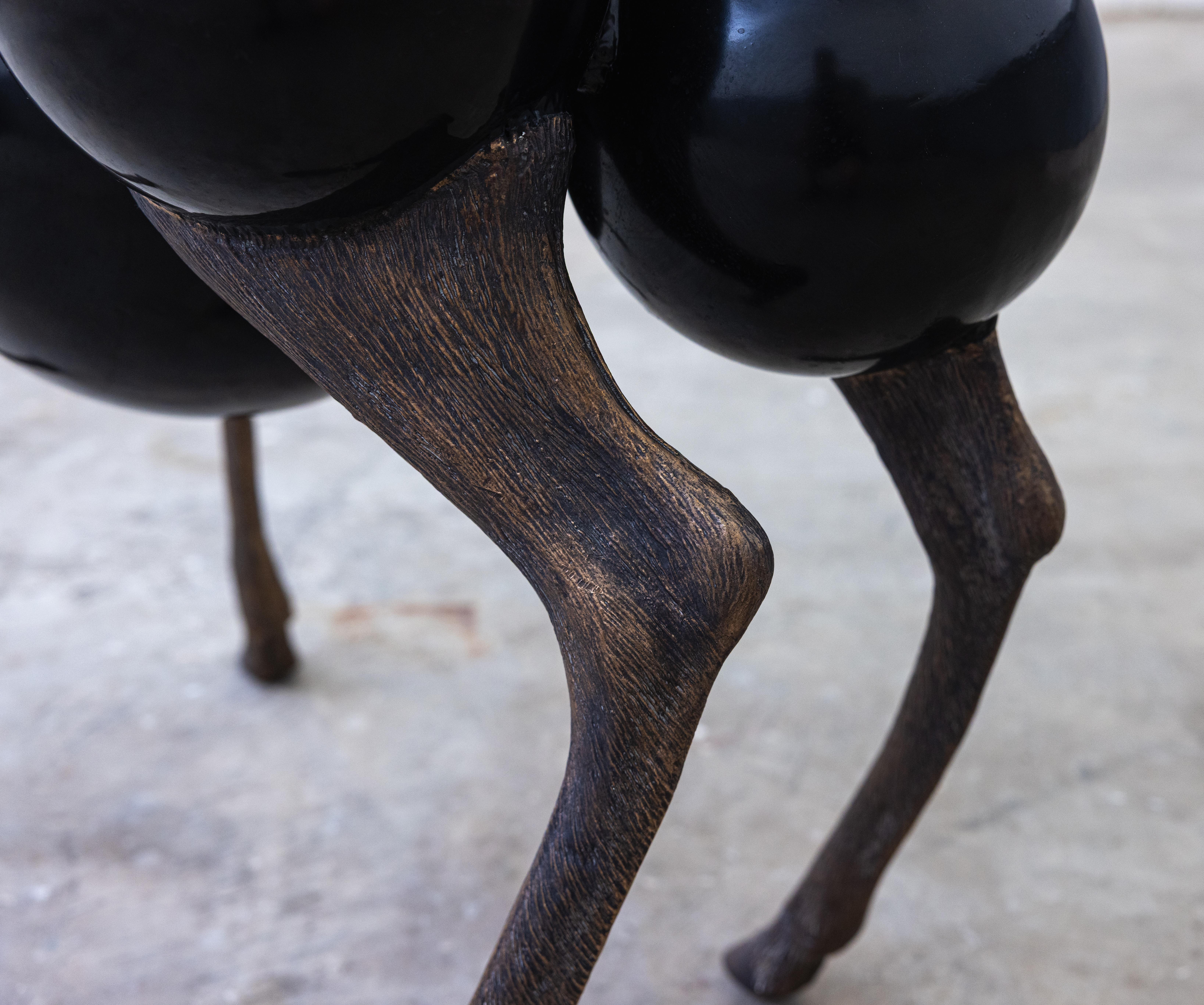 La scultura esplora la nostra contestata comprensione della natura, ponendo la domanda su come gli esseri umani vivono la presenza fisica degli animali. Ostacolando il corpo del cervo attraverso forme geometriche ripetute, le sculture si chiedono