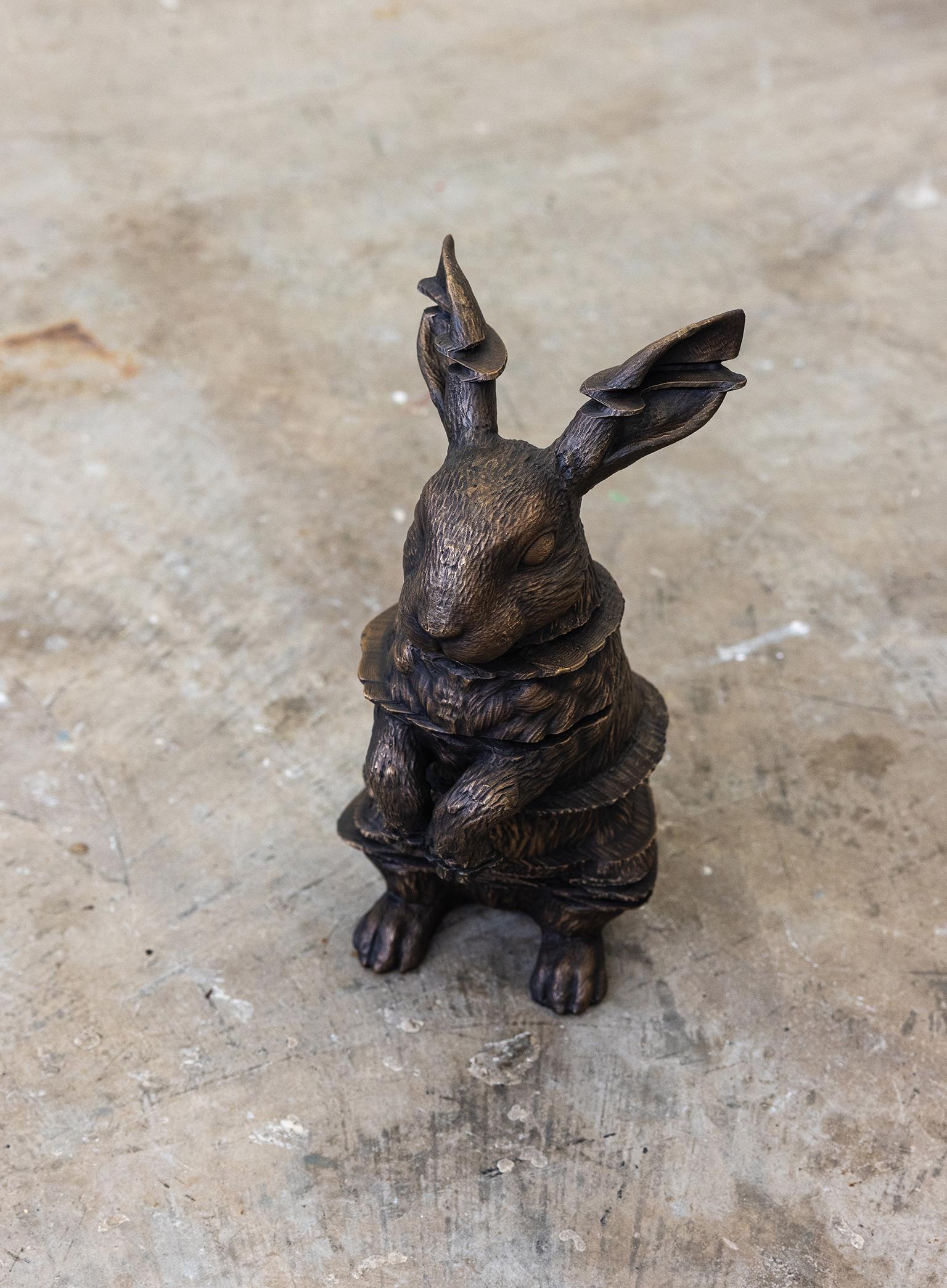 Coniglio glitch - Figurative Sculpture Oro di Brandon Vickerd