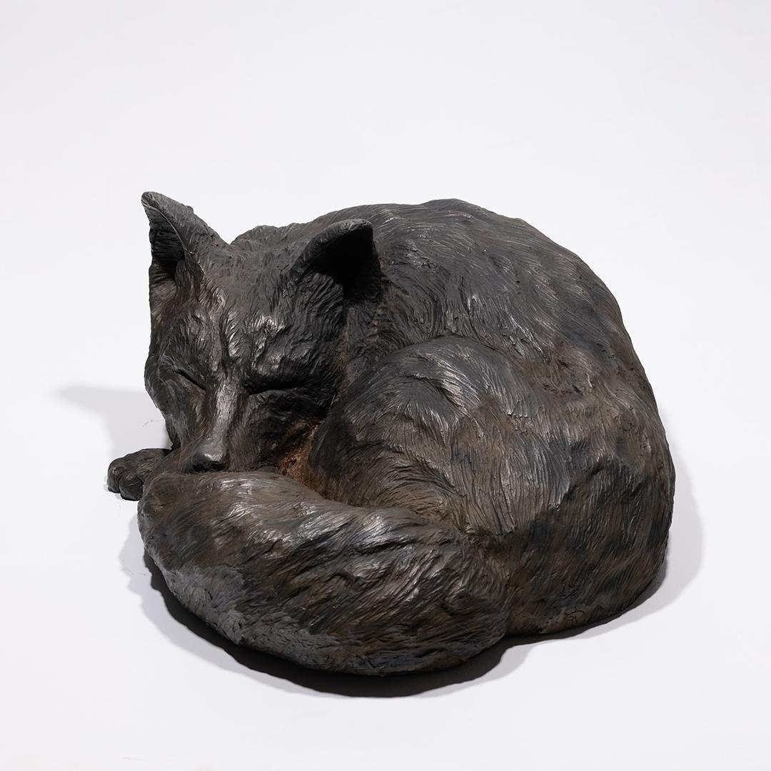 Eiserner Fuchs (Grau), Figurative Sculpture, von Brandon Vickerd