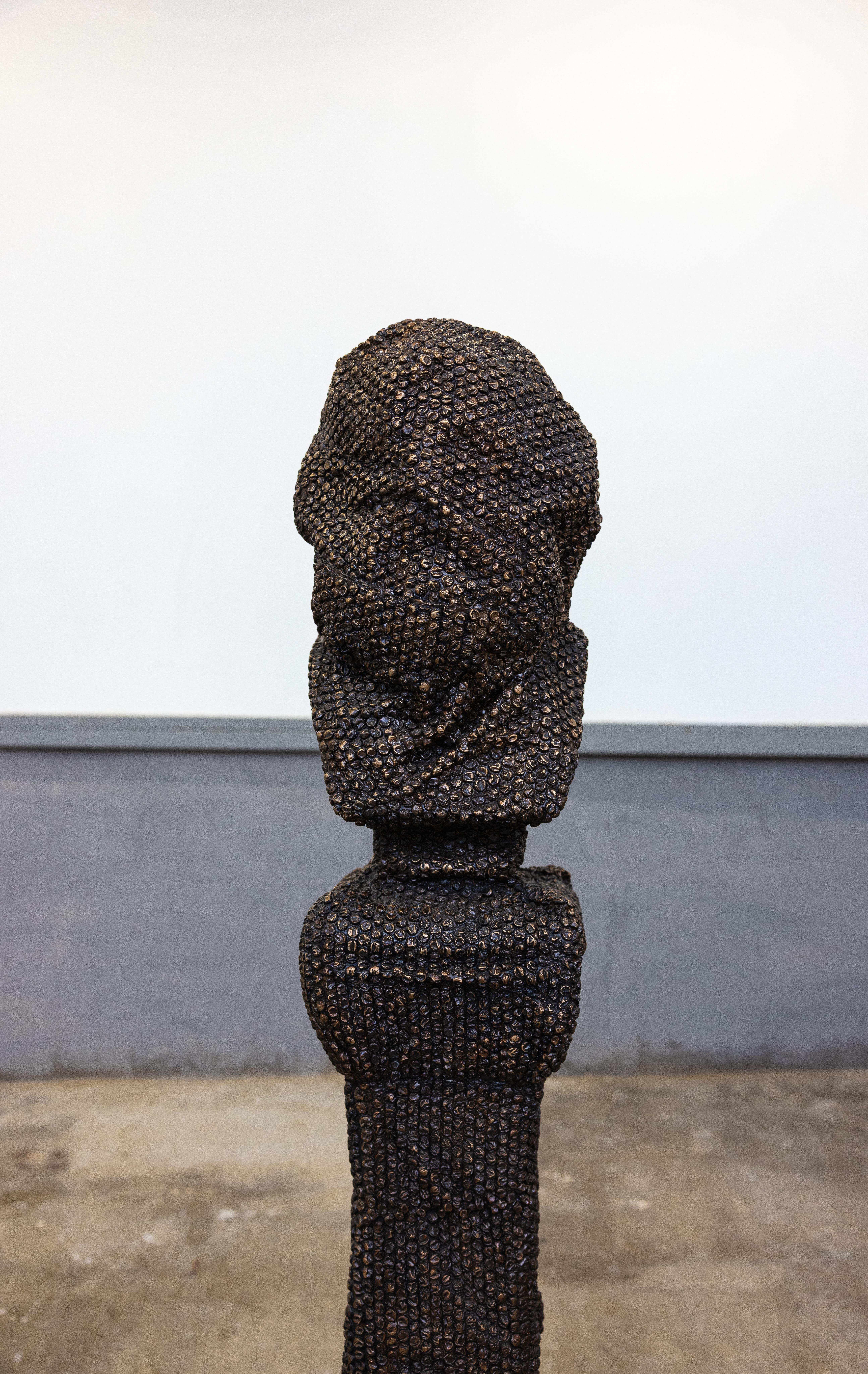 Marx (bolle di sapone) - Figurative Sculpture Oro di Brandon Vickerd