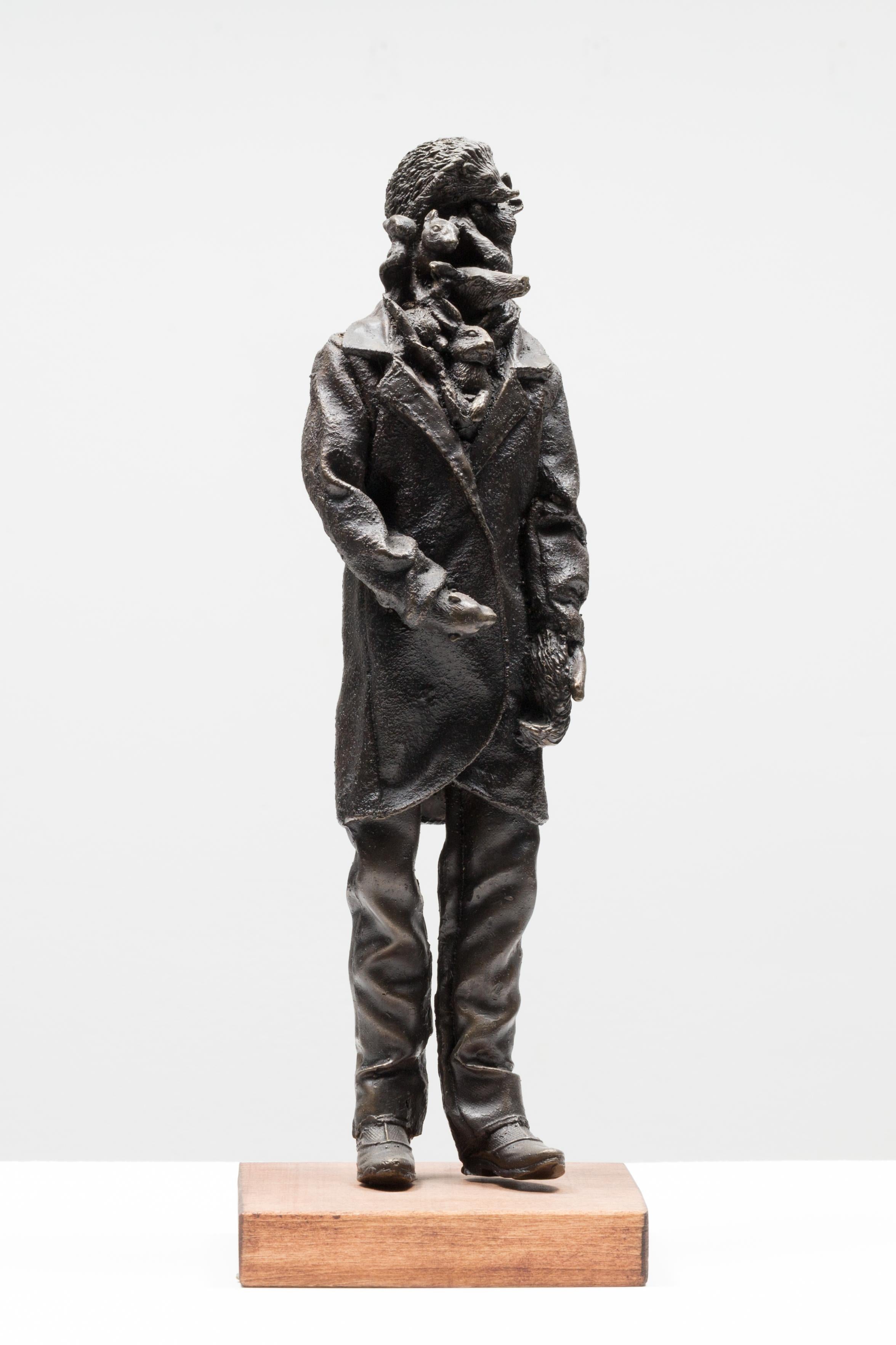 Passagers de la faune sauvage -Standing - Sculpture de Brandon Vickerd