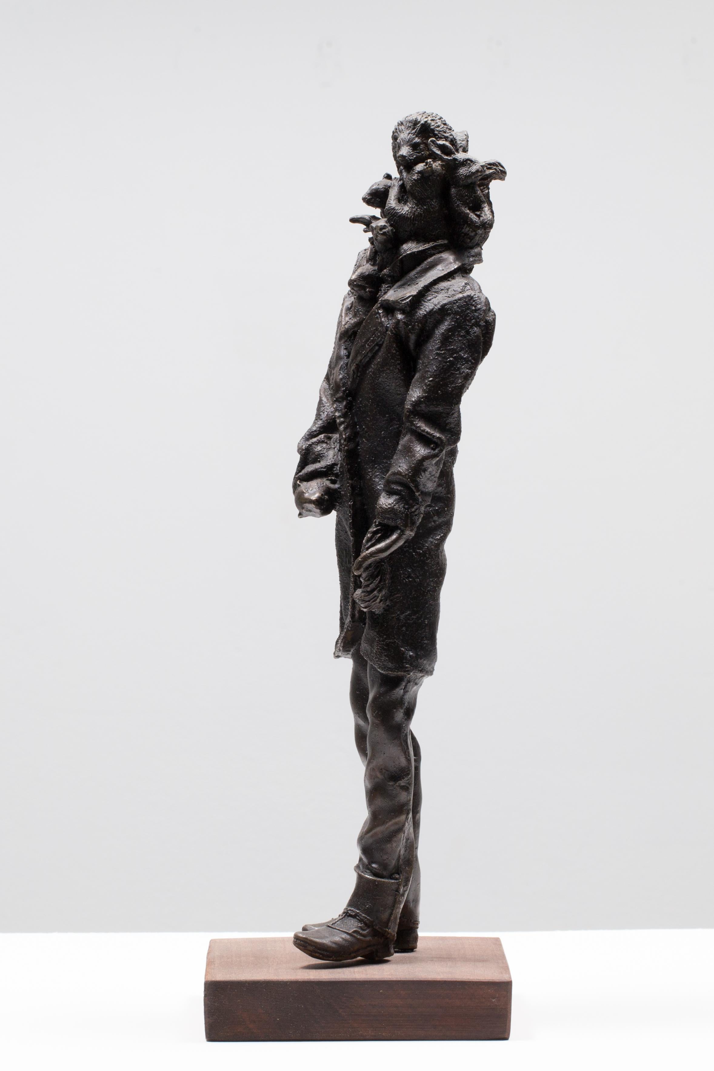 Passagers de la faune sauvage -Standing - Marron Abstract Sculpture par Brandon Vickerd