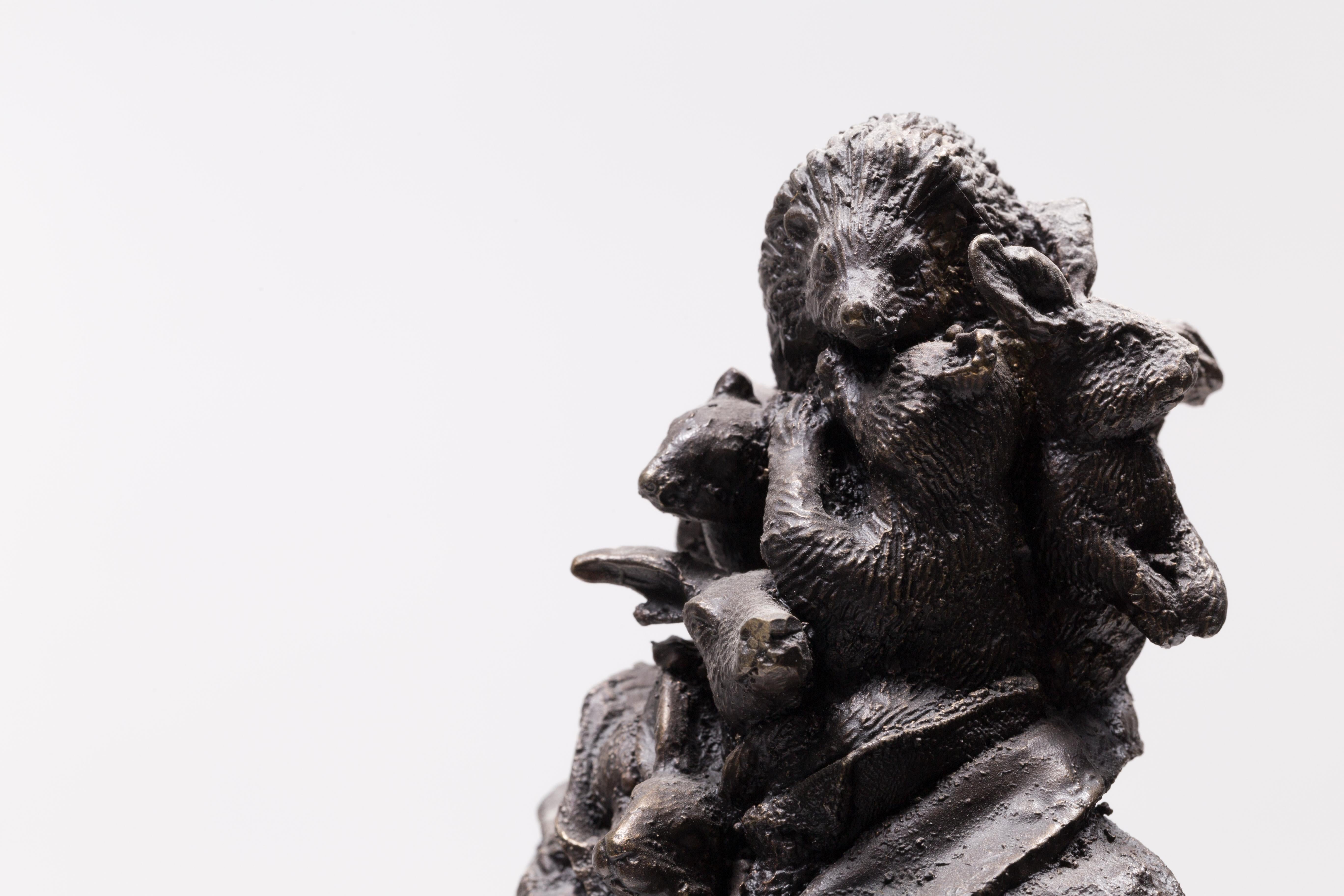 À quoi ressemblerait un avenir parfait et comment serait-il représenté pour que les générations futures puissent l'examiner et le remettre en question ? Que choisirions-nous de préserver du grand art et de la culture générale ? Comment nos succès