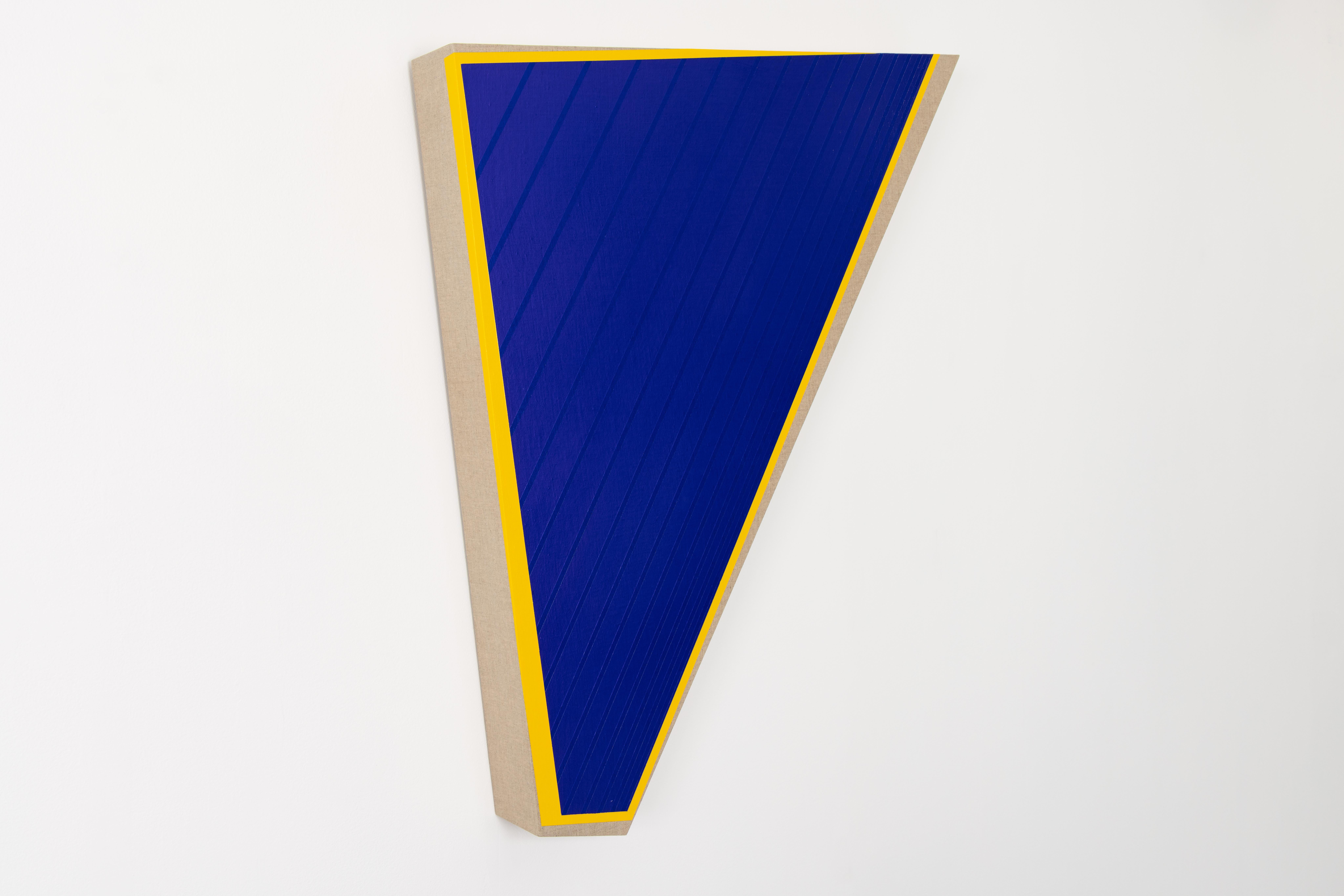 Ftbol! - Tiefblaue & gelbe geometrische Wand-Hängelampe-Skulptur auf Leinen und Tafel  – Sculpture von Brandon Woods