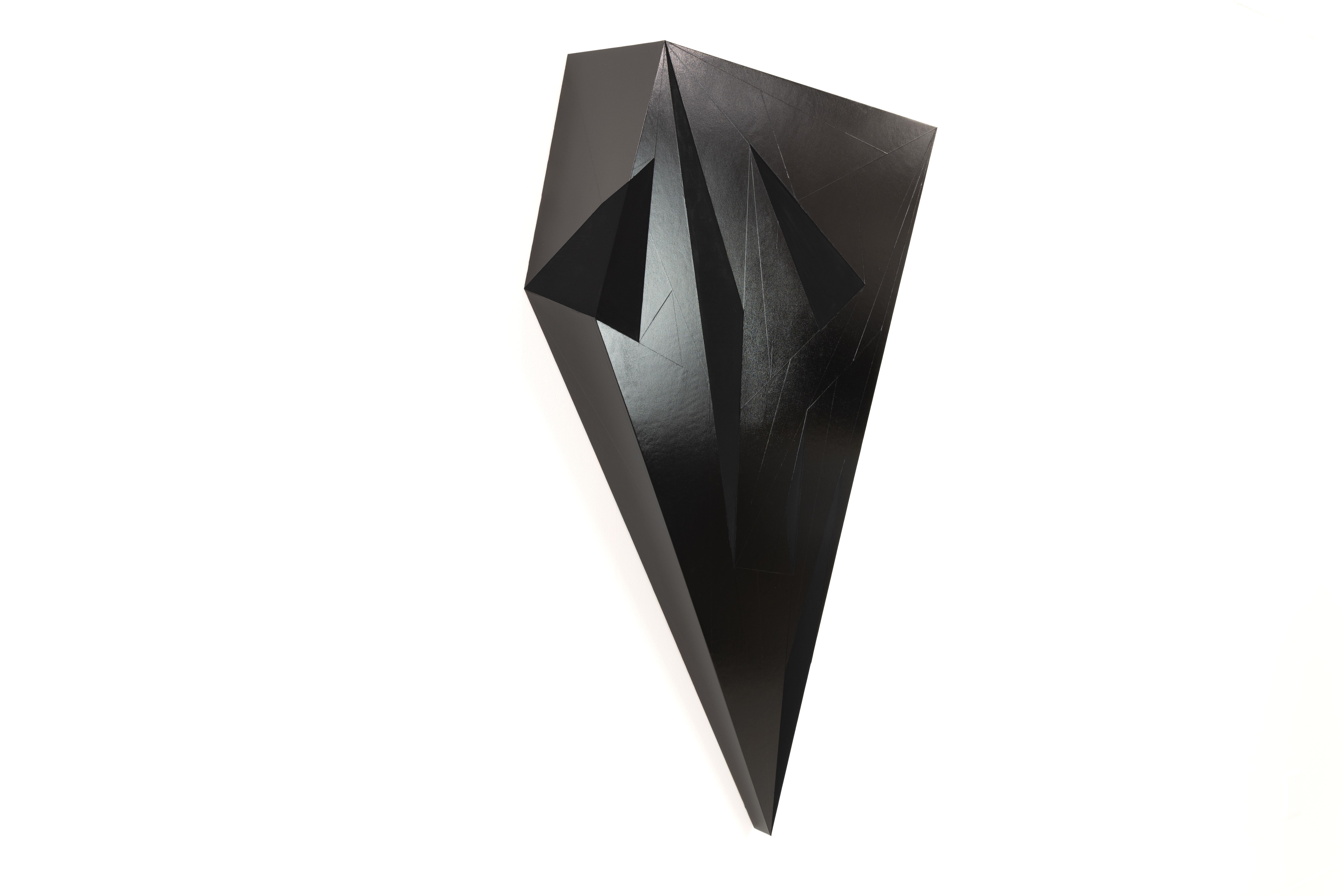VADER - Geometrische wandhängende Skulptur/Malerei in Schwarz 3.0 Acryl auf Tafel – Sculpture von Brandon Woods