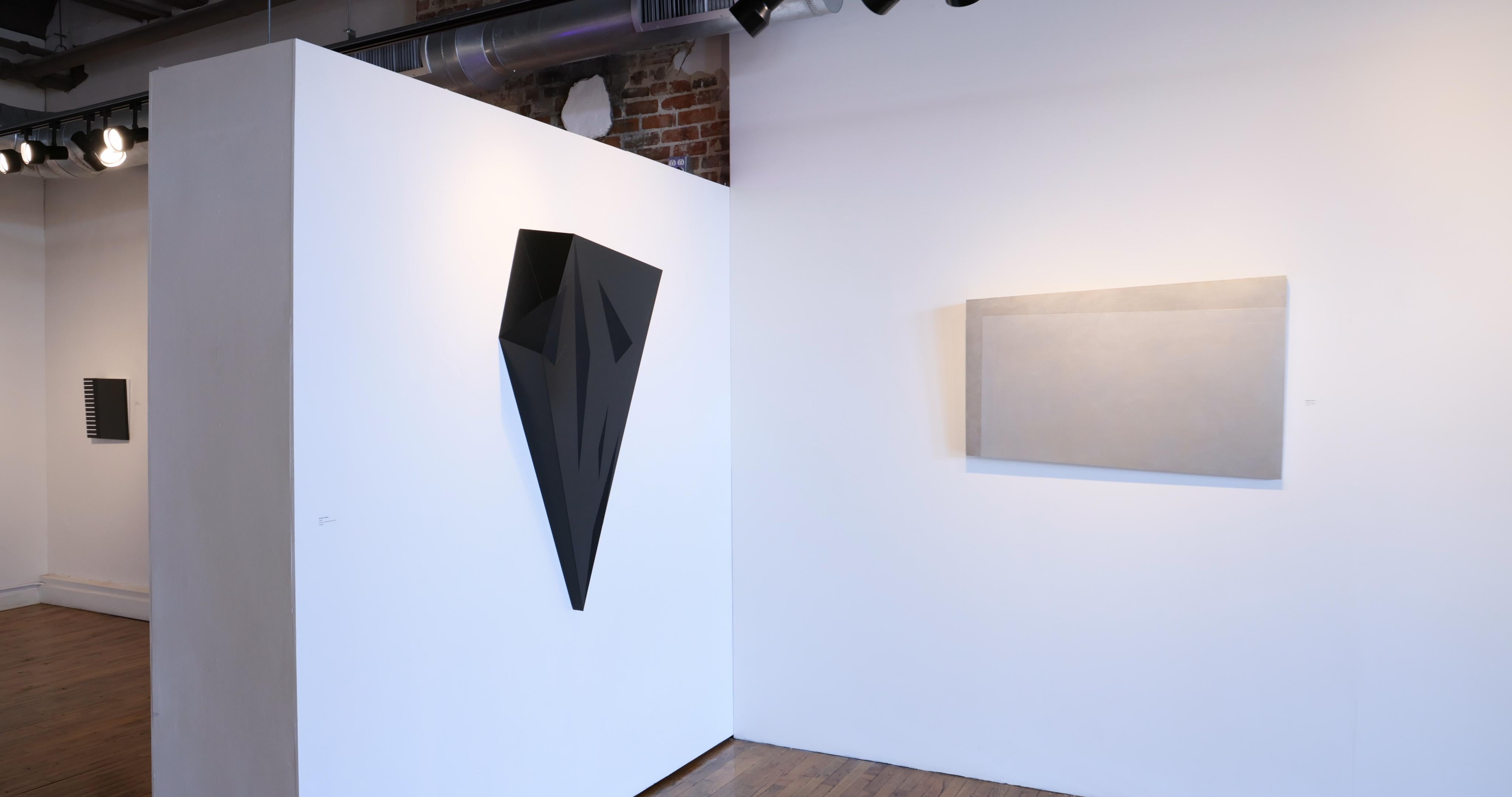 VADER - Geometrische wandhängende Skulptur/Malerei in Schwarz 3.0 Acryl auf Tafel im Angebot 2