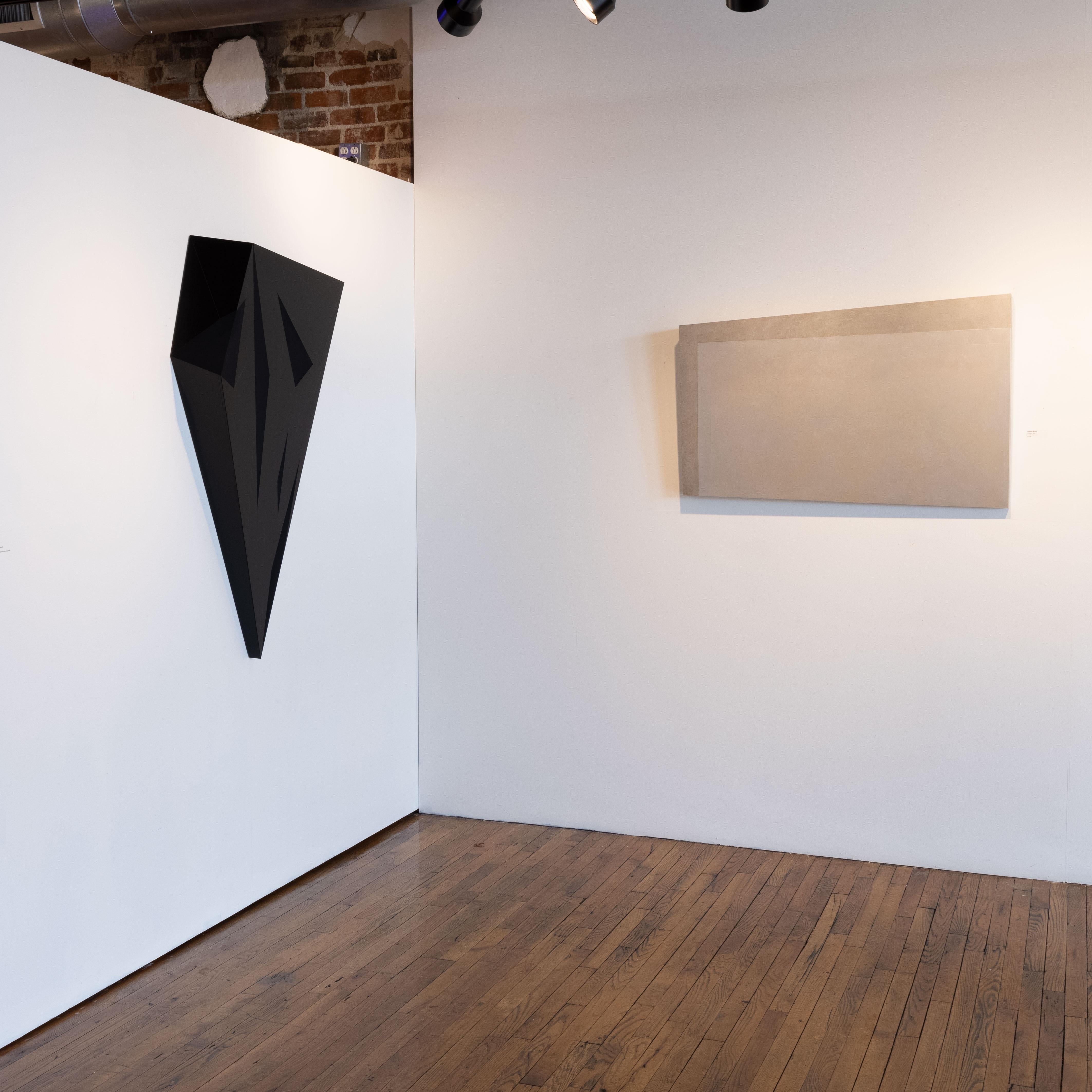 VADER - Geometrische wandhängende Skulptur/Malerei in Schwarz 3.0 Acryl auf Tafel im Angebot 3