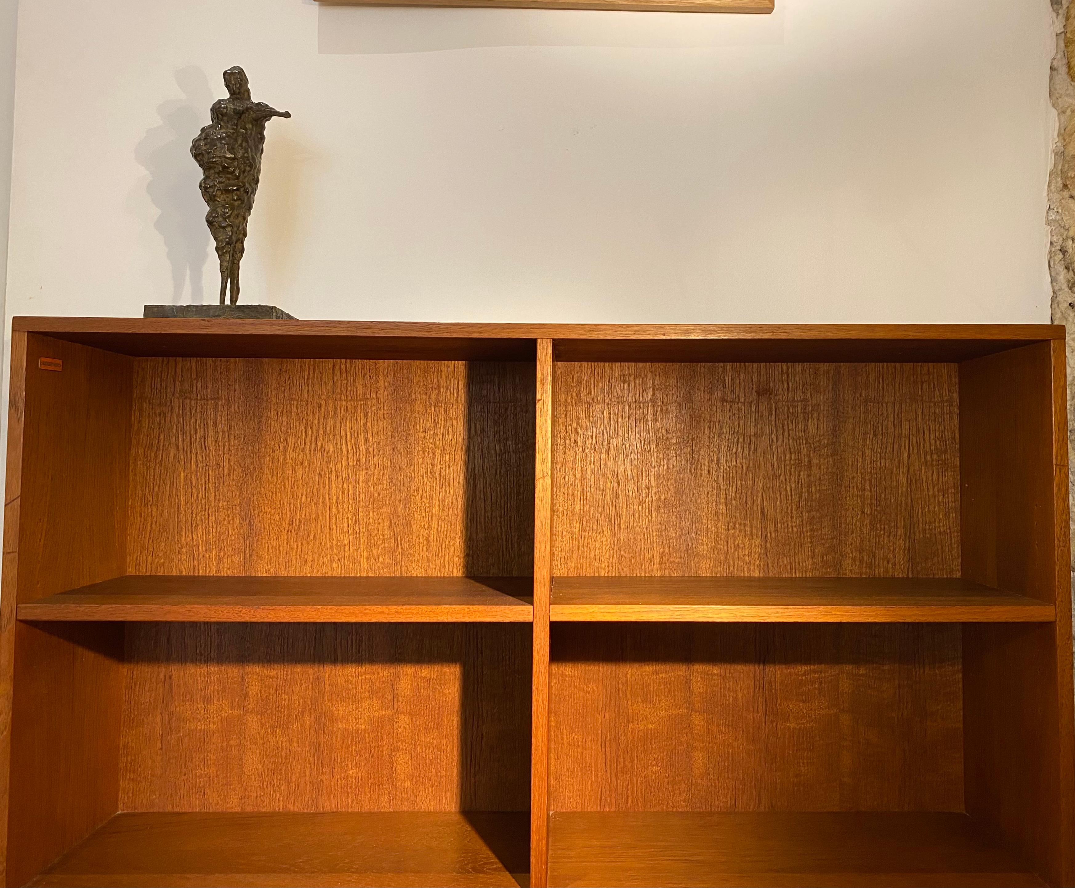 Brandstorps bookcase in teak. This bookcase was produced in the 60's by the Swedish factory Branstorp. This bookcase has a very natural look as it is entirely made of teak wood. It is also very functional and beautiful. The details of the alloyed