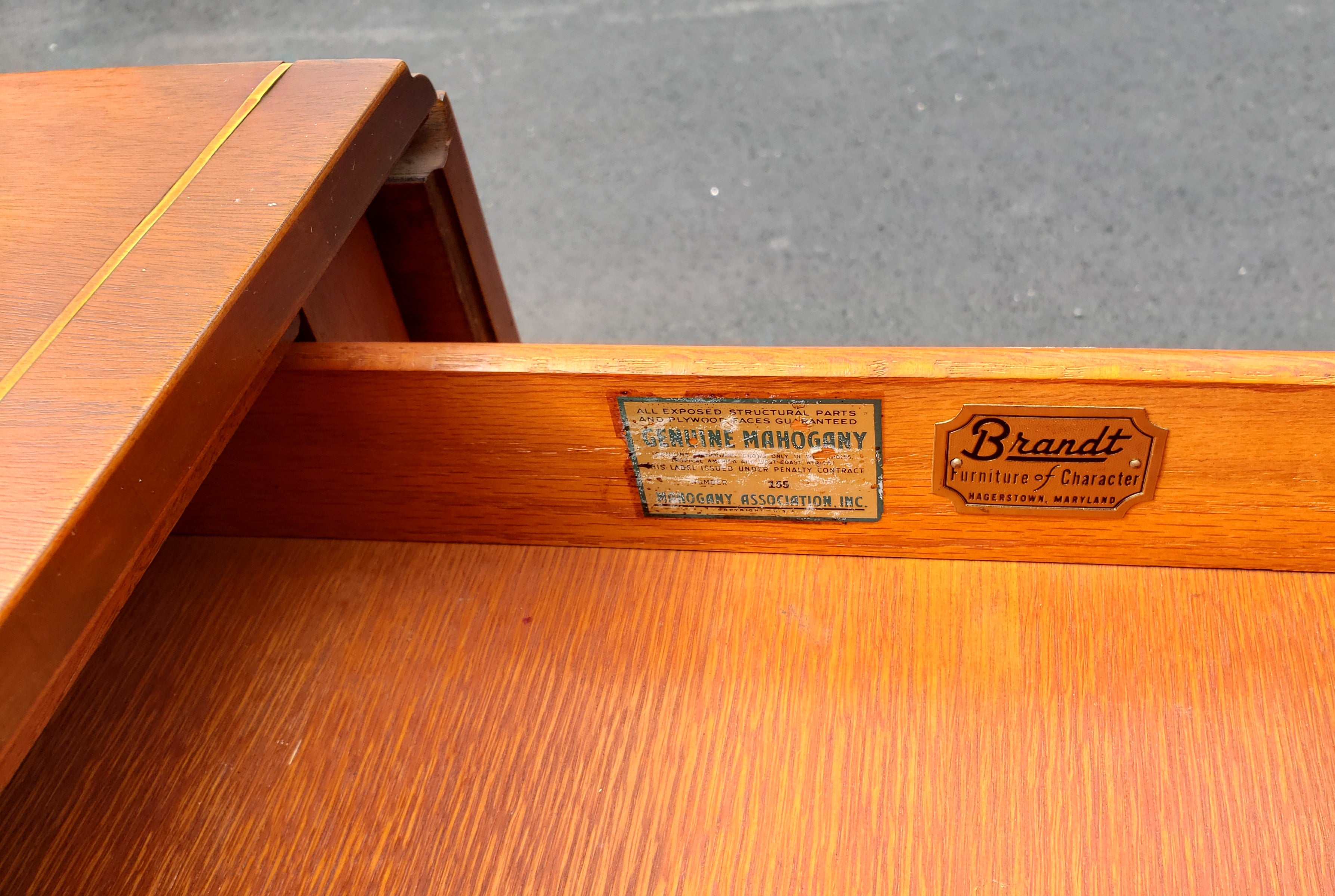 Paire de tables à abattant Pembroke en acajou véritable certifiées Brandt, datant des années 1940 environ en vente 3