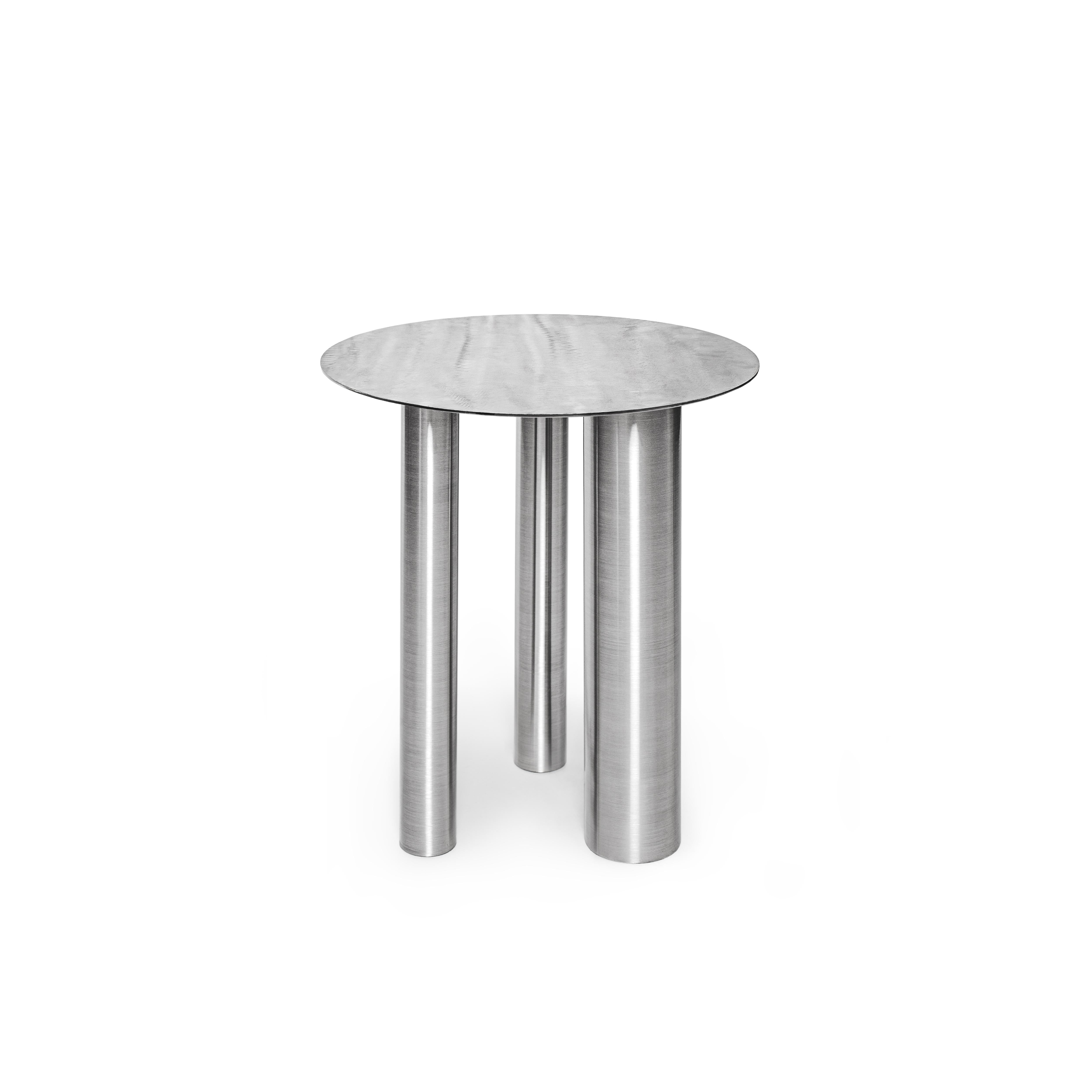 Table basse haute Brandt CS1 de NOOM
Dimensions : D 45 x H 50 cm 
Matériaux : Acier inoxydable.

Inspirée du mouvement Bauhaus, la table basse Brandt CS1 incarne la sophistication moderne en combinant harmonieusement la forme, le matériau et la