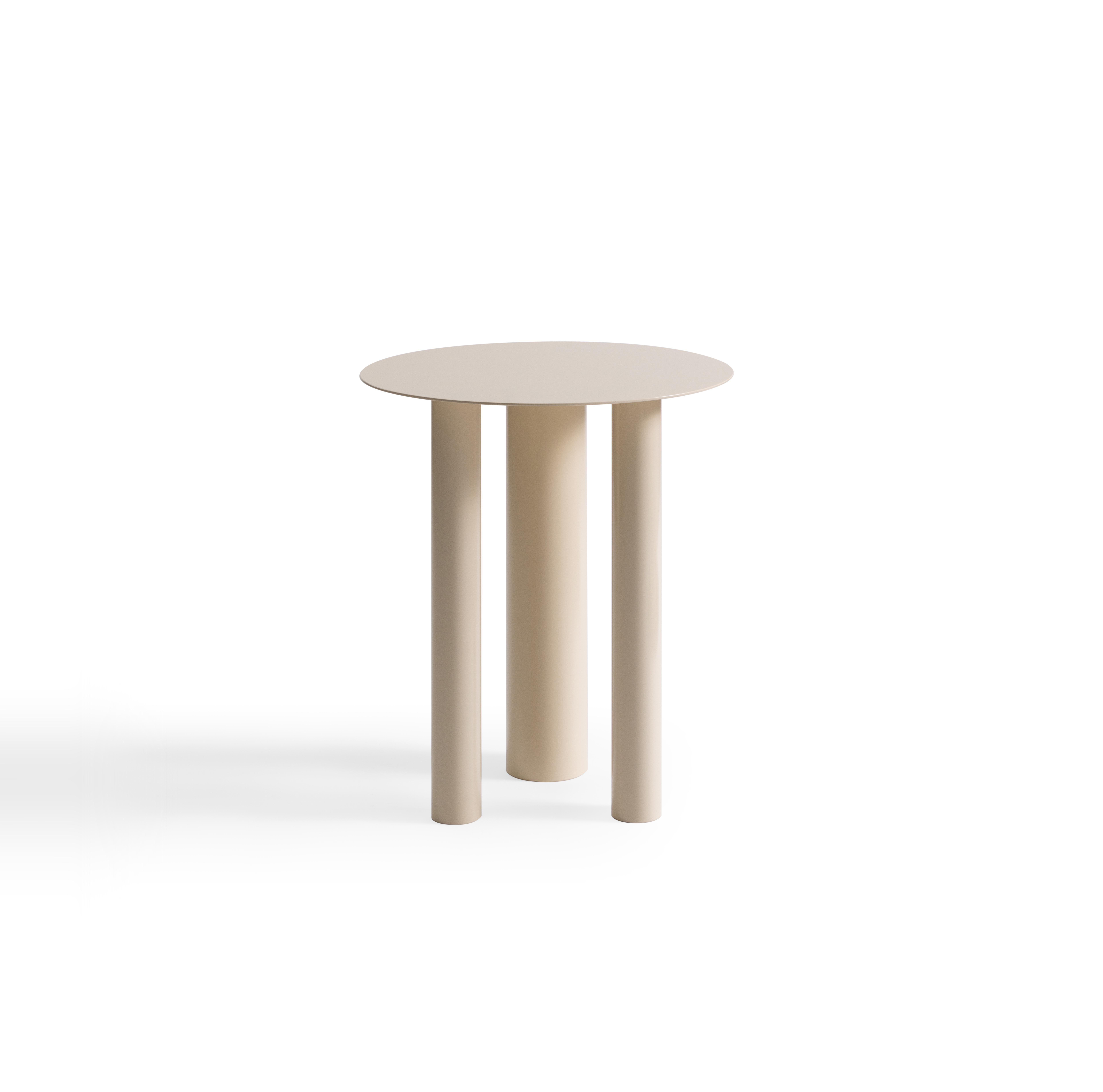 Table basse haute Brandt CS2 de NOOM
Dimensions : D 45 x H 50 cm 
Matériaux : Acier inoxydable.

Inspirée du mouvement Bauhaus, la table basse Brandt CS1 incarne la sophistication moderne en combinant harmonieusement la forme, le matériau et la