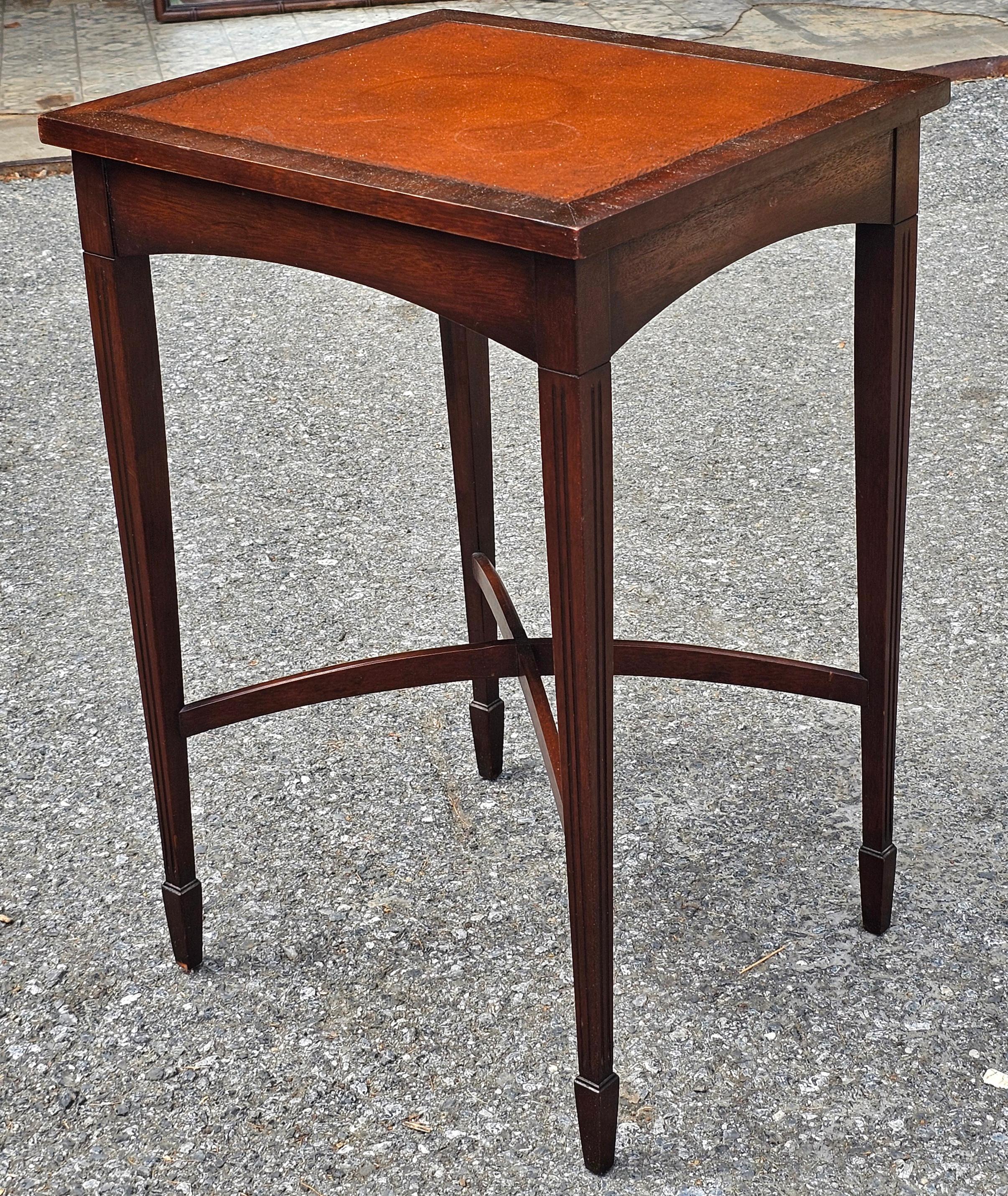 Table d'appoint à plateau en cuir tolélé en acajou véritable certifié par Brandt Furniture Mid-Century, avec rue transversale pour une grande stabilité.
Mesure 16