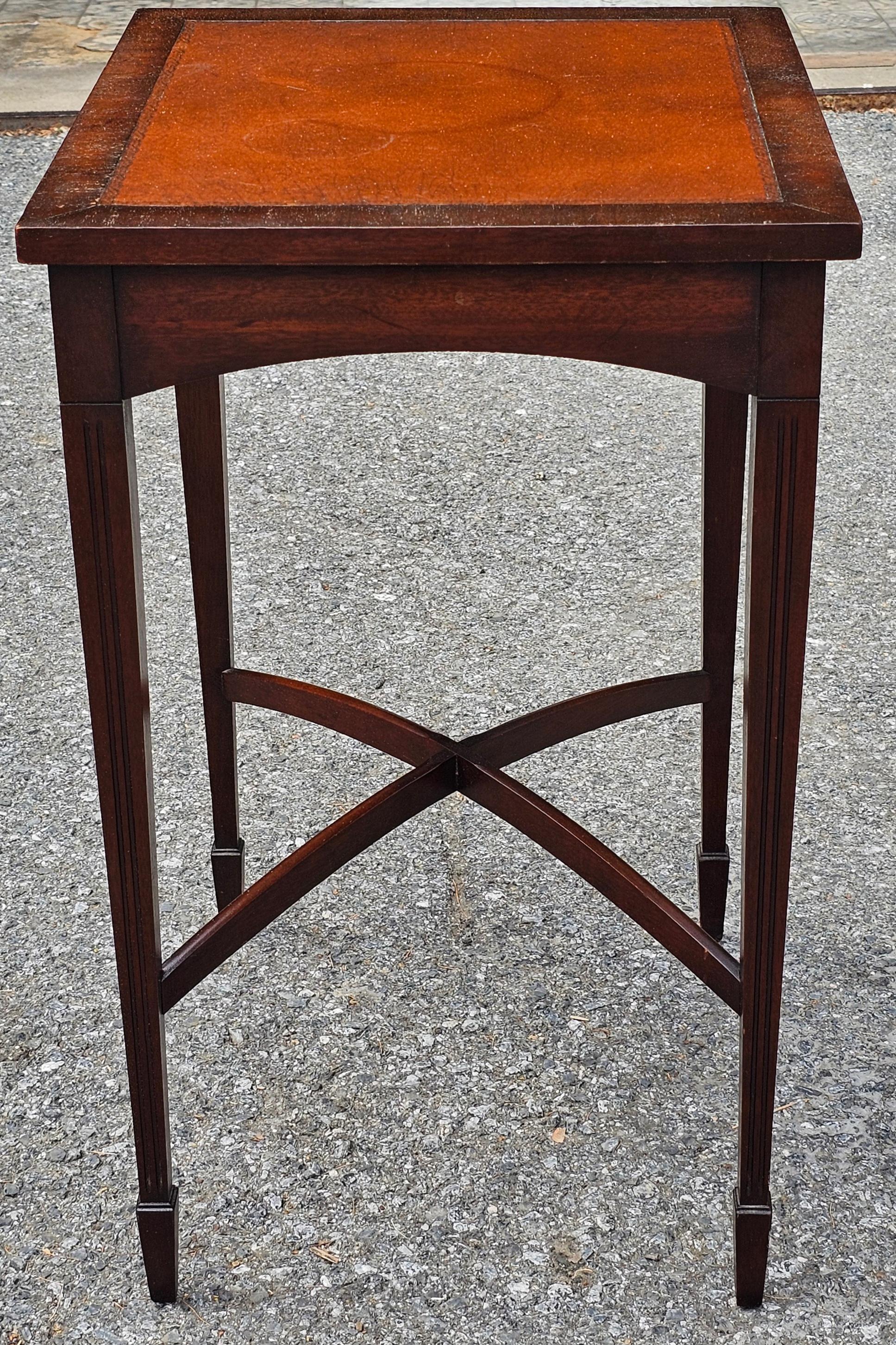 Mid-Century Modern Table d'appoint Brandt Furniture du milieu du siècle dernier en acajou véritable avec plateau en cuir en vente