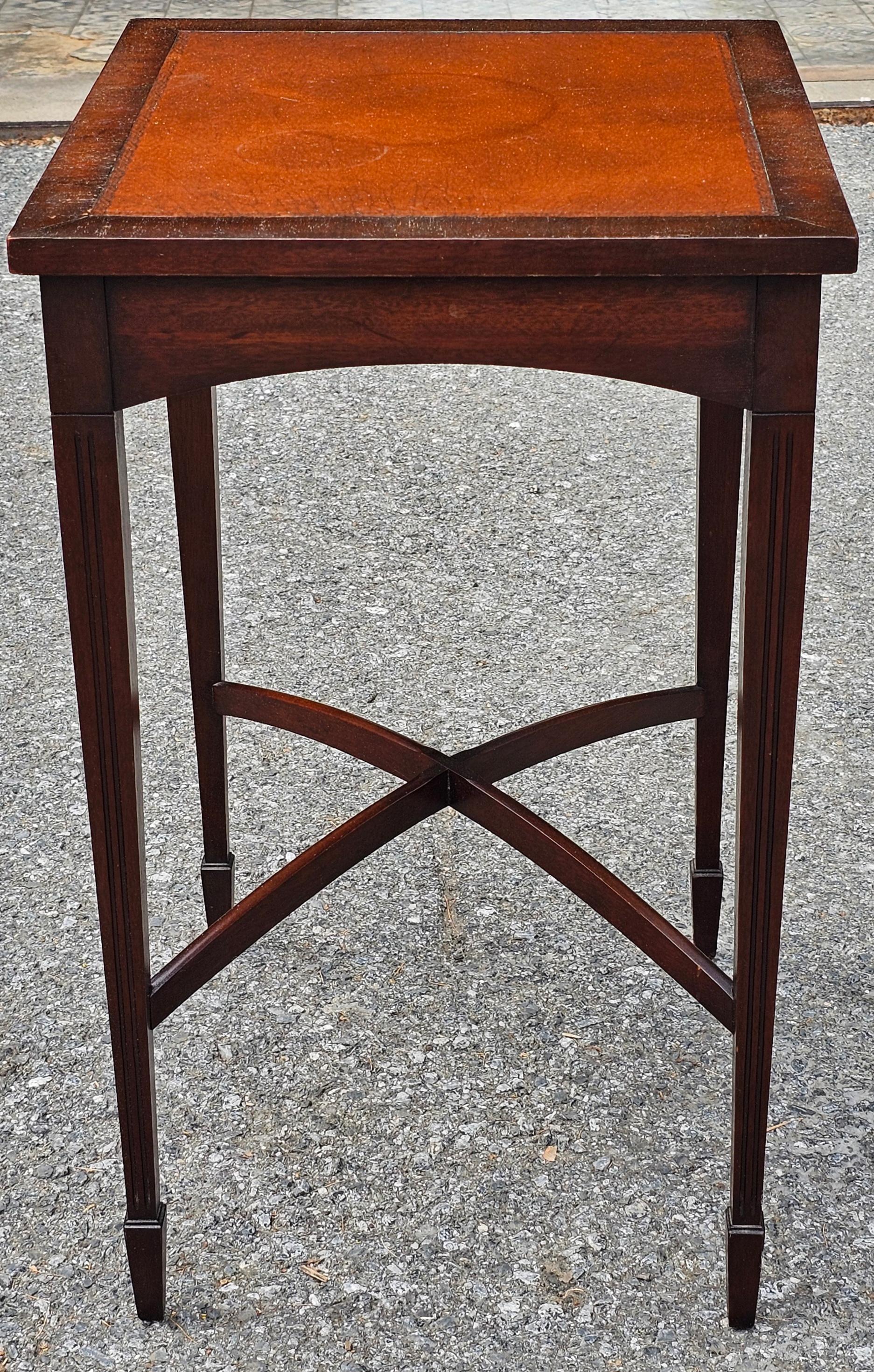 Américain Table d'appoint Brandt Furniture du milieu du siècle dernier en acajou véritable avec plateau en cuir en vente