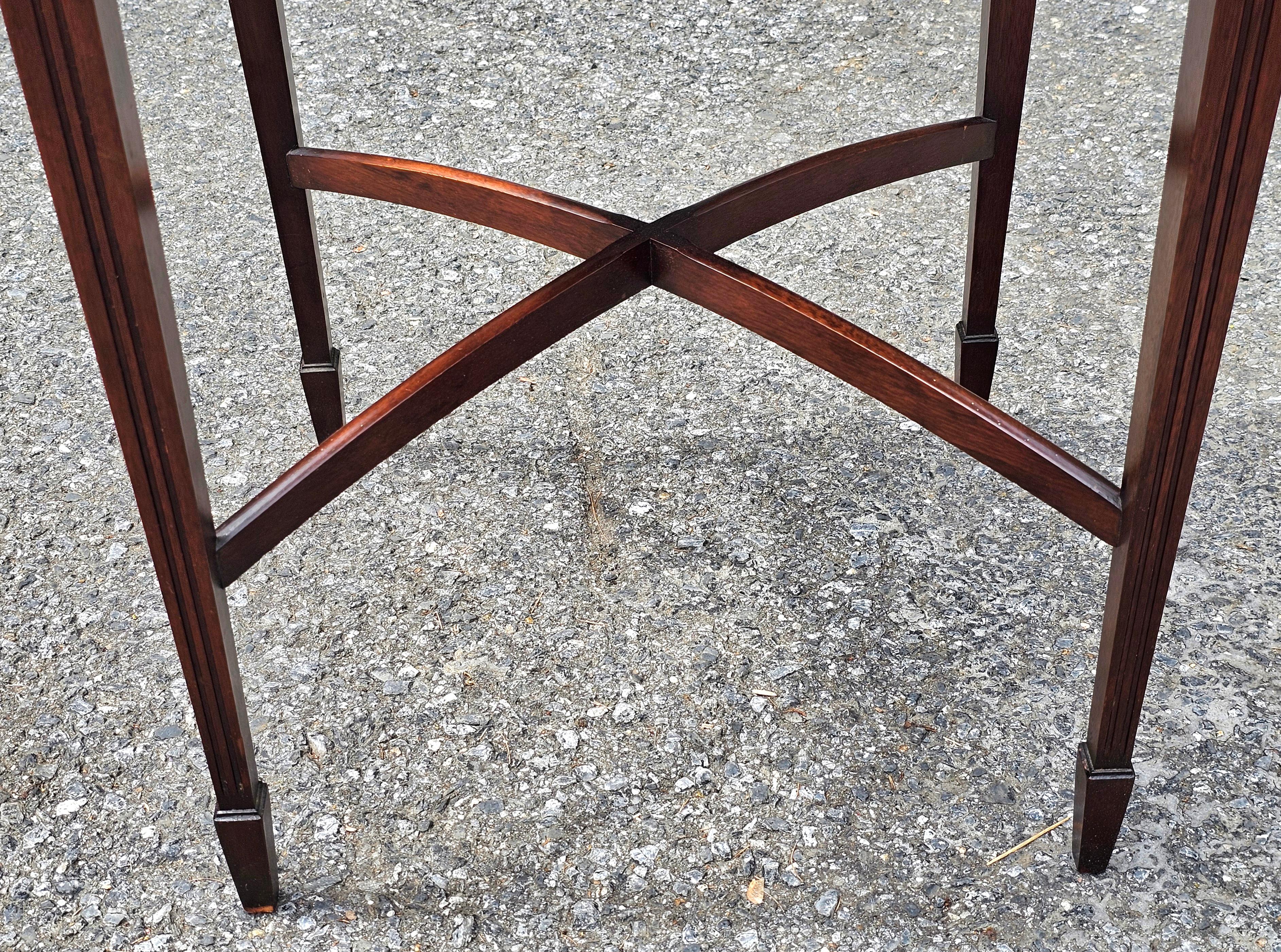 Table d'appoint Brandt Furniture du milieu du siècle dernier en acajou véritable avec plateau en cuir Bon état - En vente à Germantown, MD