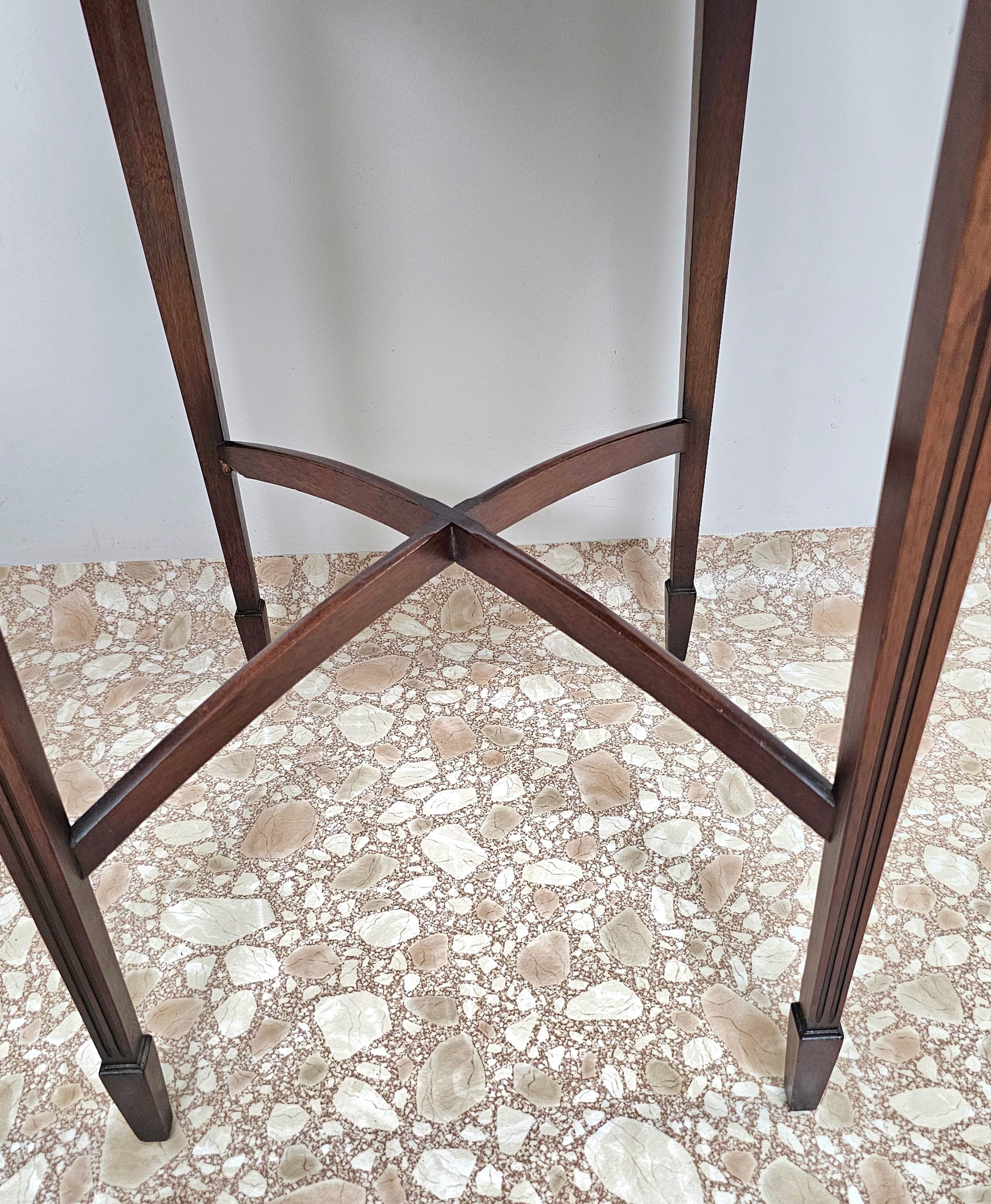 20ième siècle Table d'appoint Brandt Furniture du milieu du siècle dernier en acajou véritable avec plateau en cuir en vente