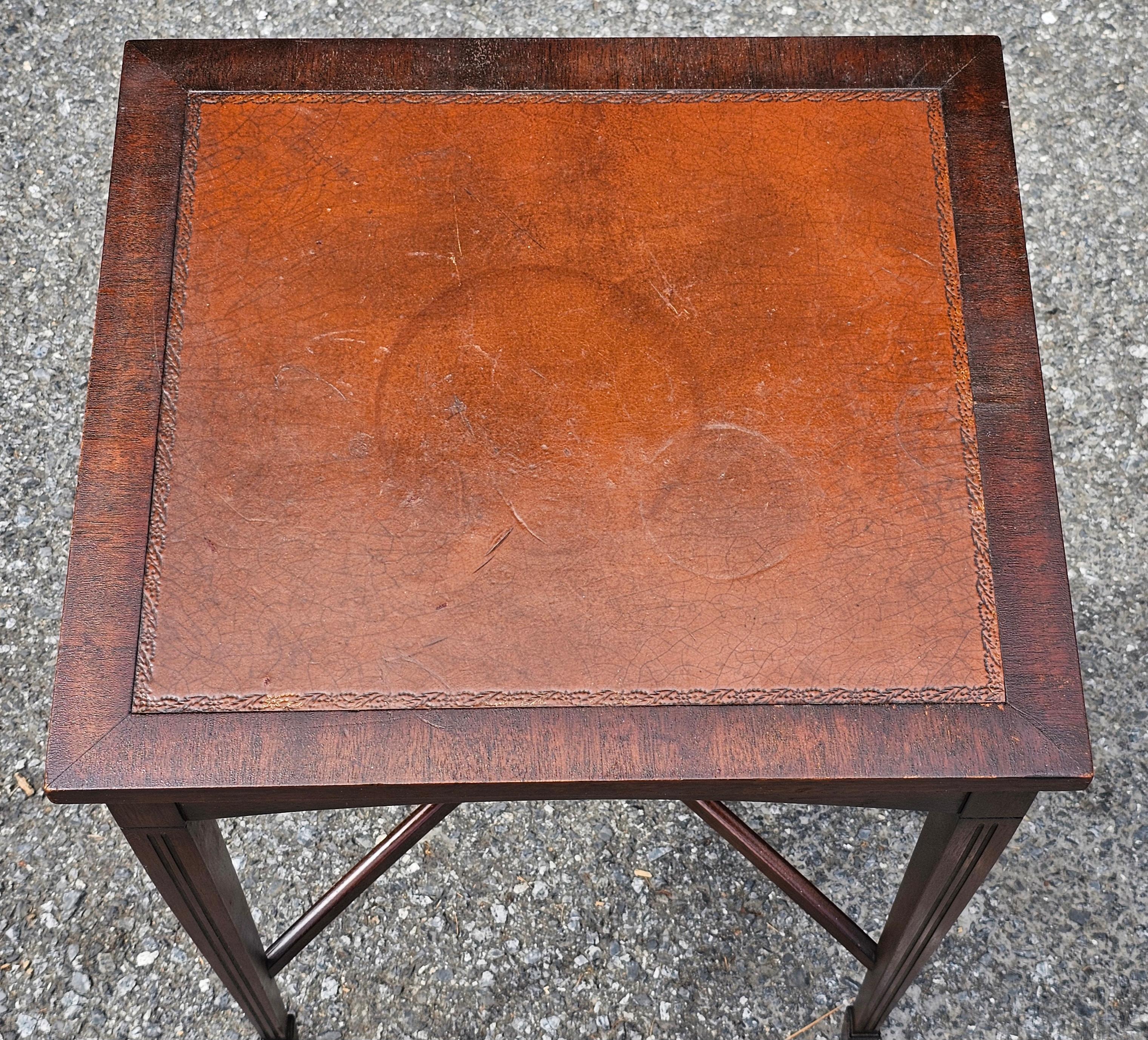 Acajou Table d'appoint Brandt Furniture du milieu du siècle dernier en acajou véritable avec plateau en cuir en vente