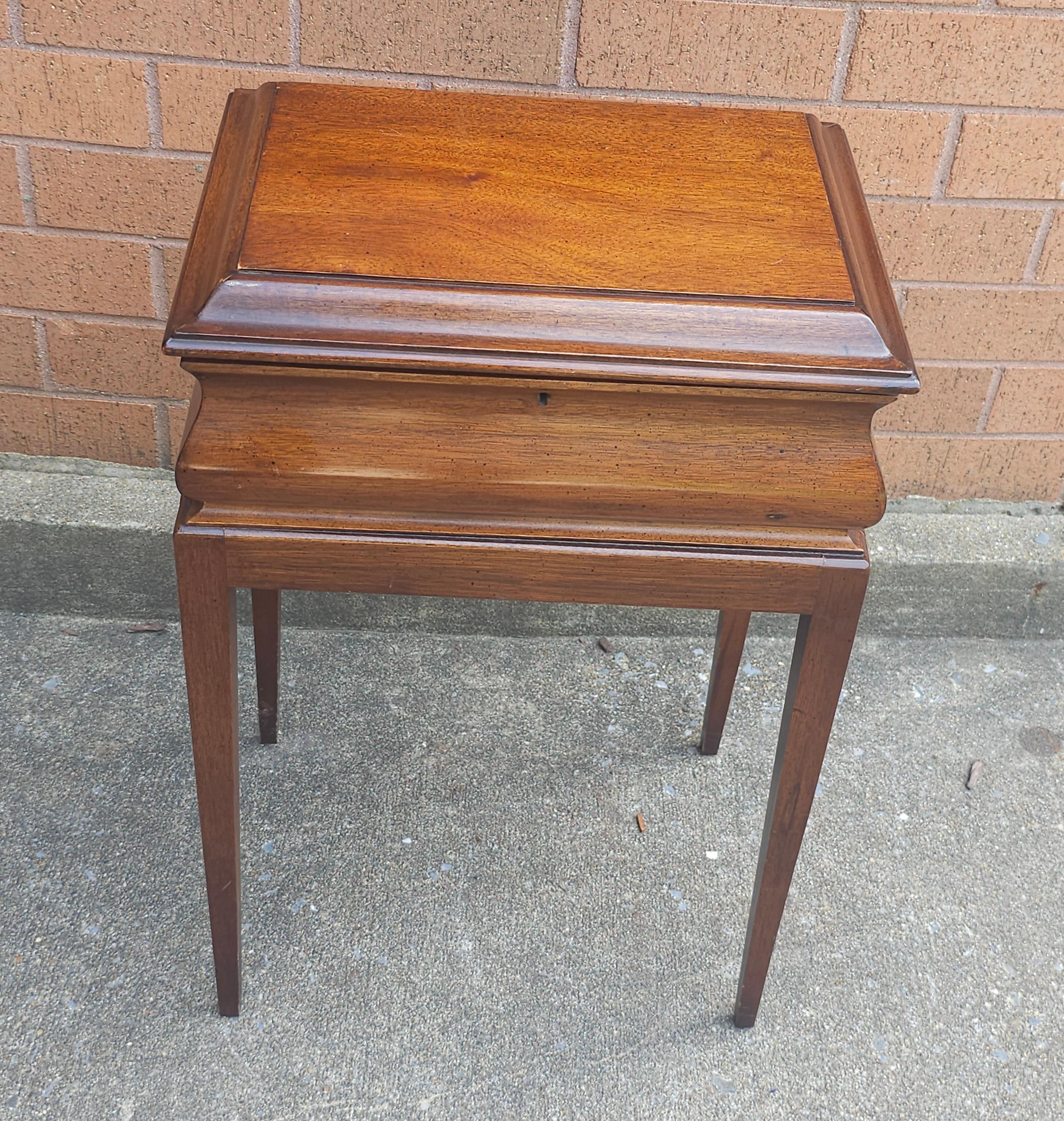 Caja de madera de caoba de mediados de siglo, con soporte, en perfecto estado vintage.

Mide 15