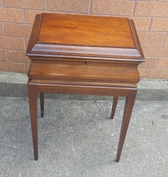 Brandt Furniture Mid Century Caja de madera de caoba Sobre peana