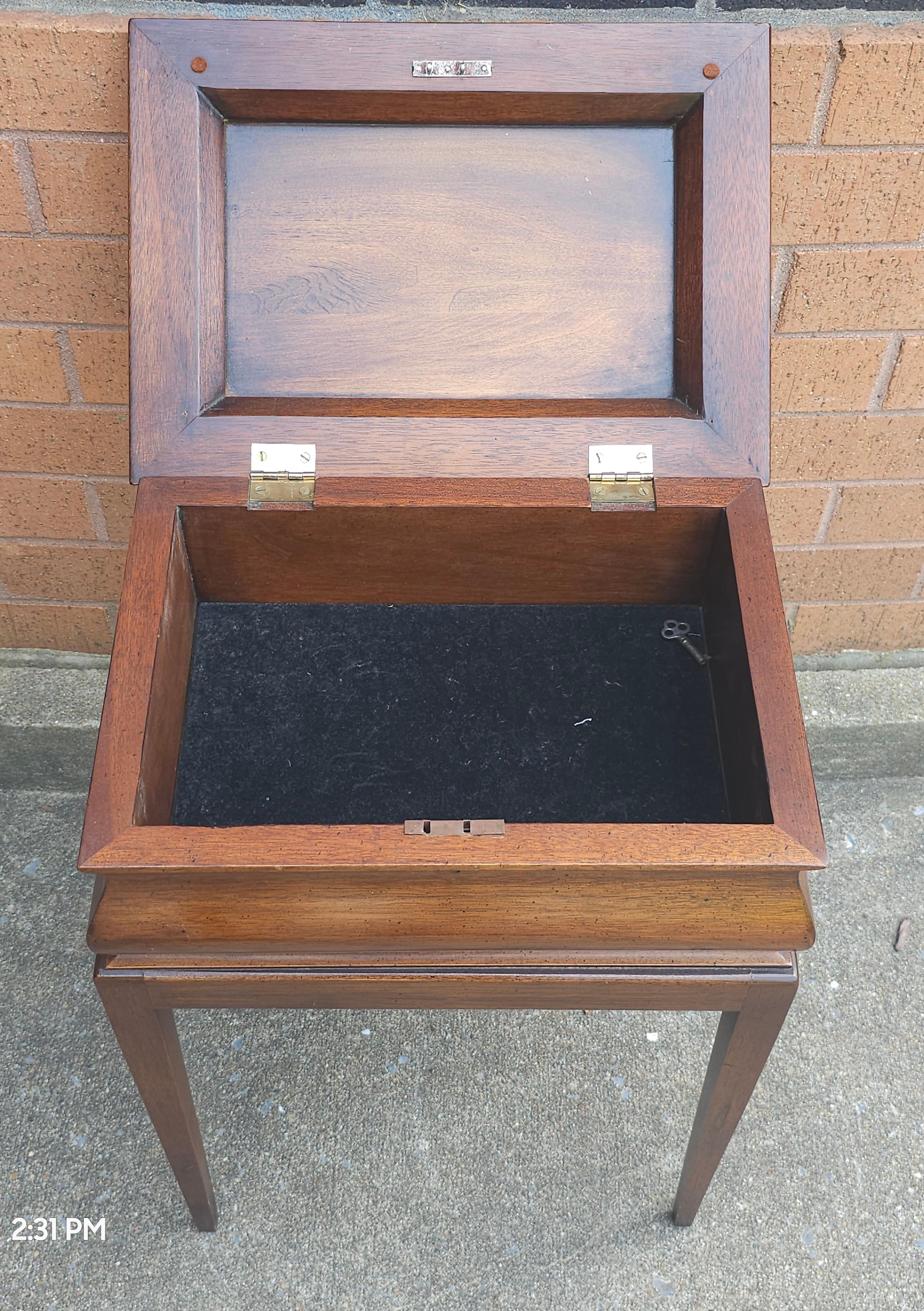 Brandt Furniture Mid Century Caja de madera de caoba Sobre peana Victoriano en venta