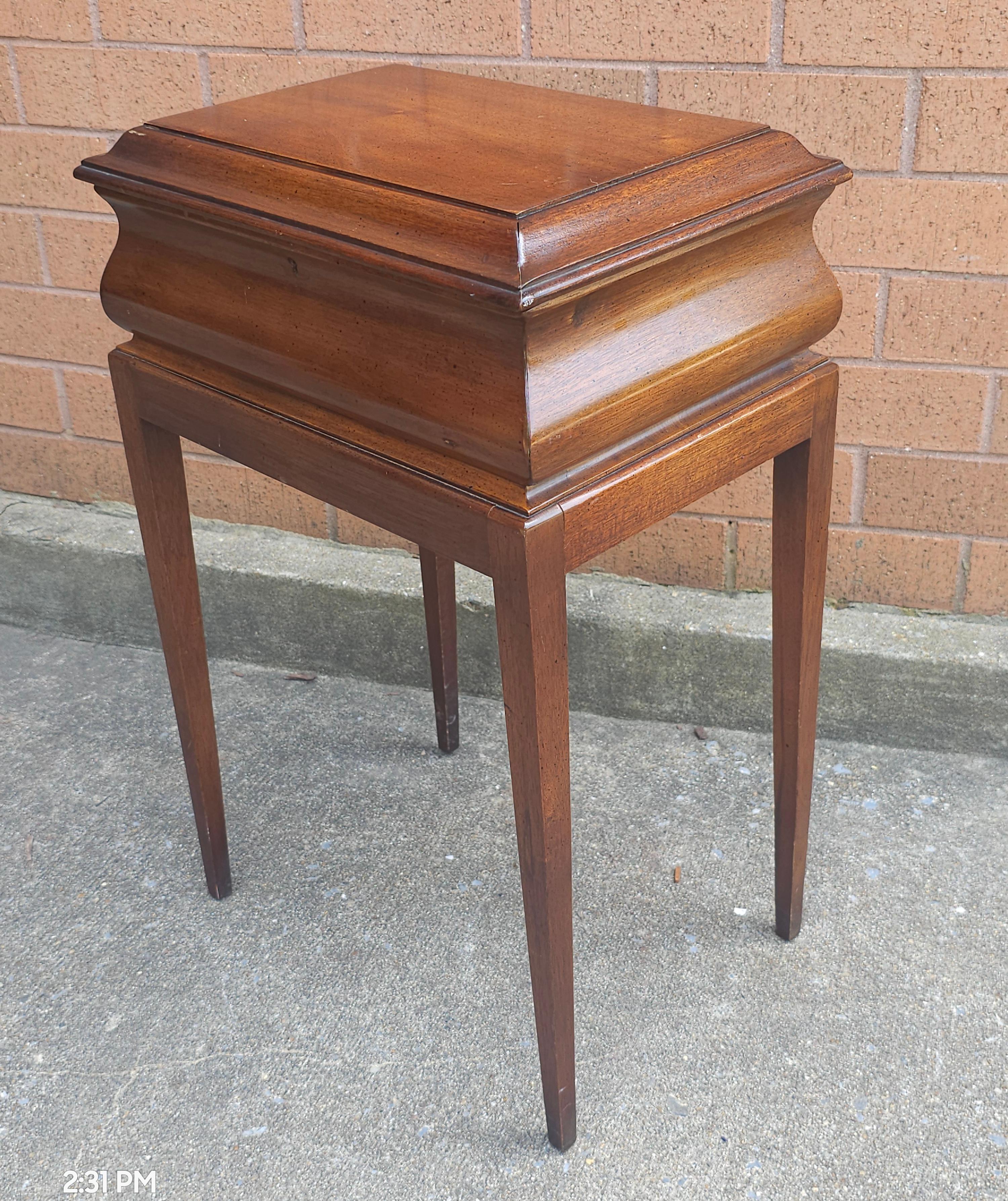 Brandt Furniture Mid Century Caja de madera de caoba Sobre peana Estadounidense en venta