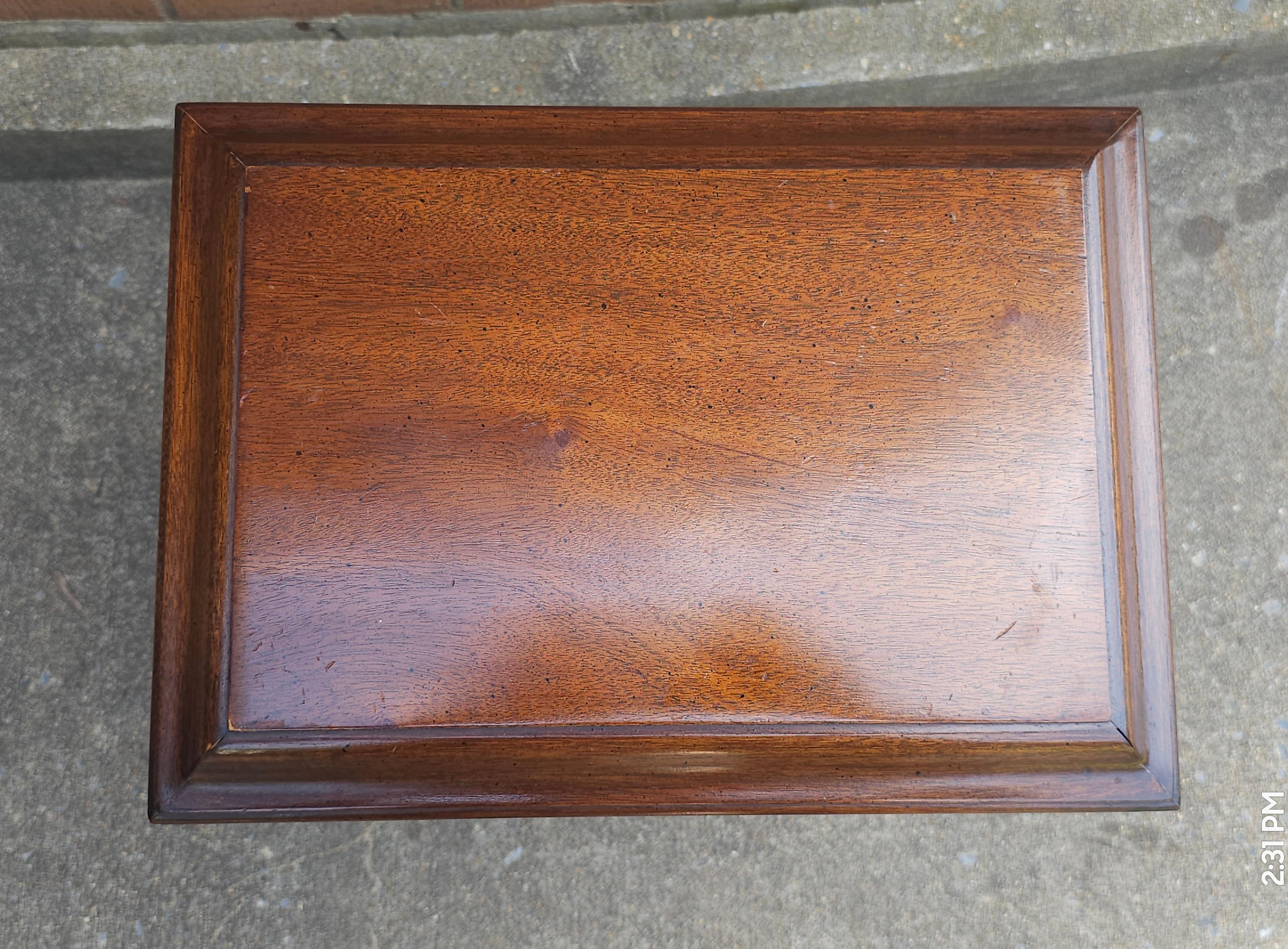 Brandt Furniture Mid Century Caja de madera de caoba Sobre peana Otro en venta