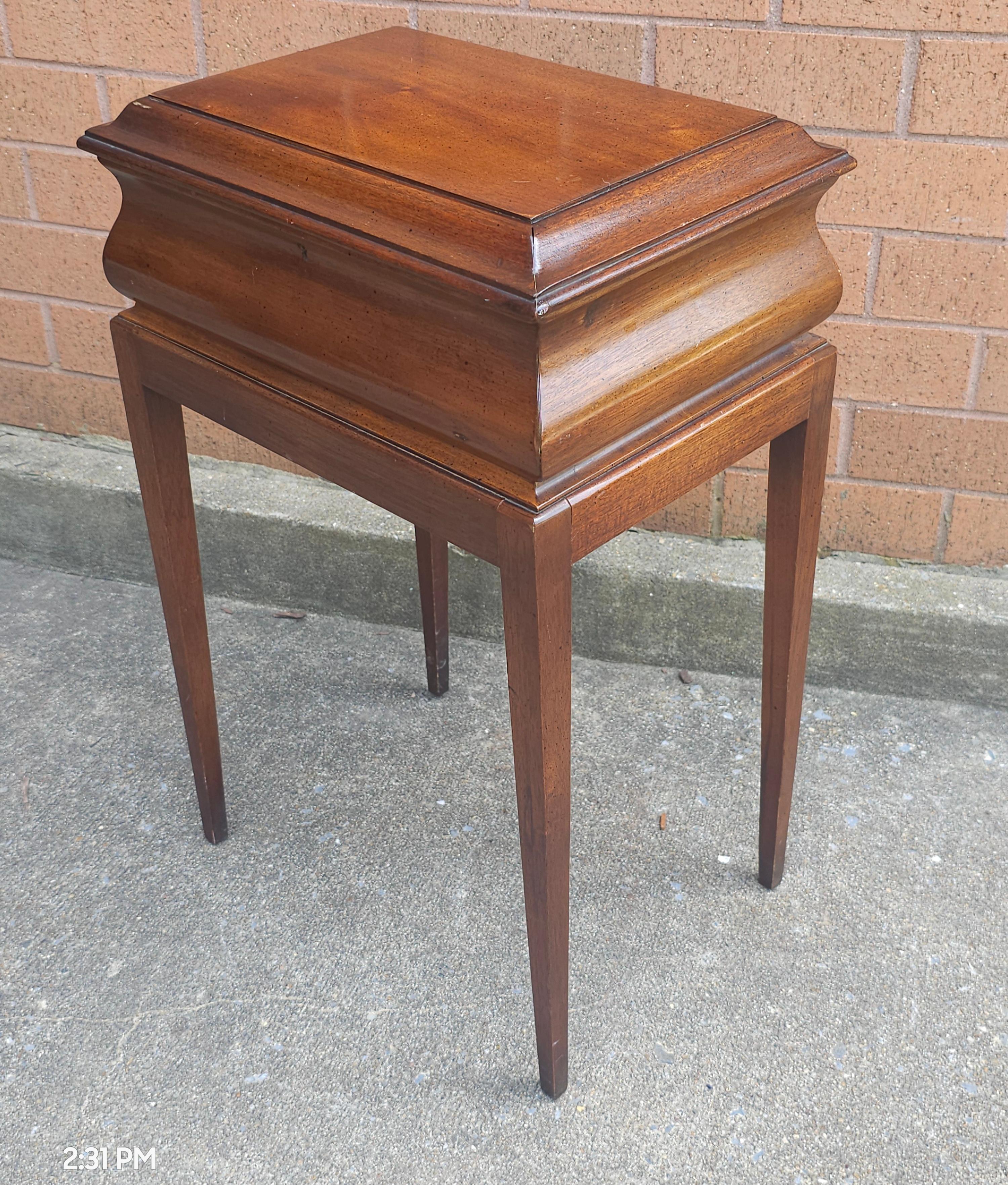 Brandt Furniture Mid Century Caja de madera de caoba Sobre peana en Bueno estado para la venta en Germantown, MD