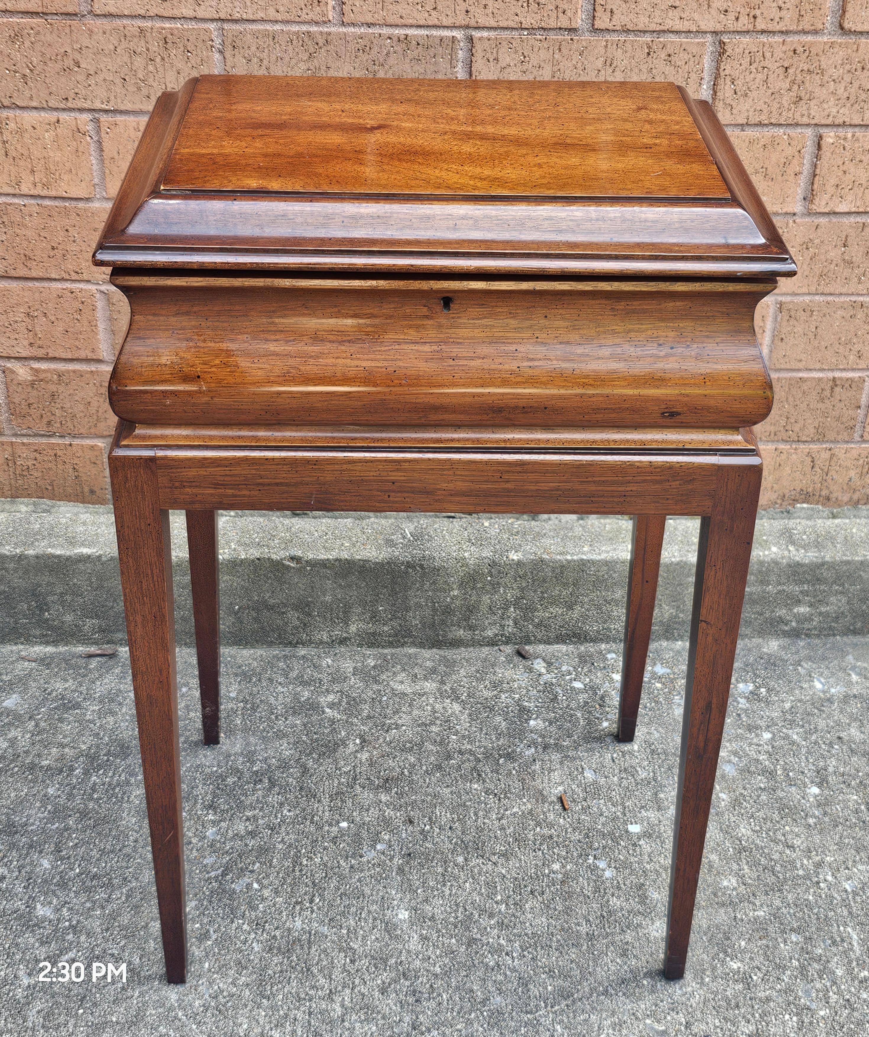 Brandt Furniture Mid Century Caja de madera de caoba Sobre peana siglo XX en venta
