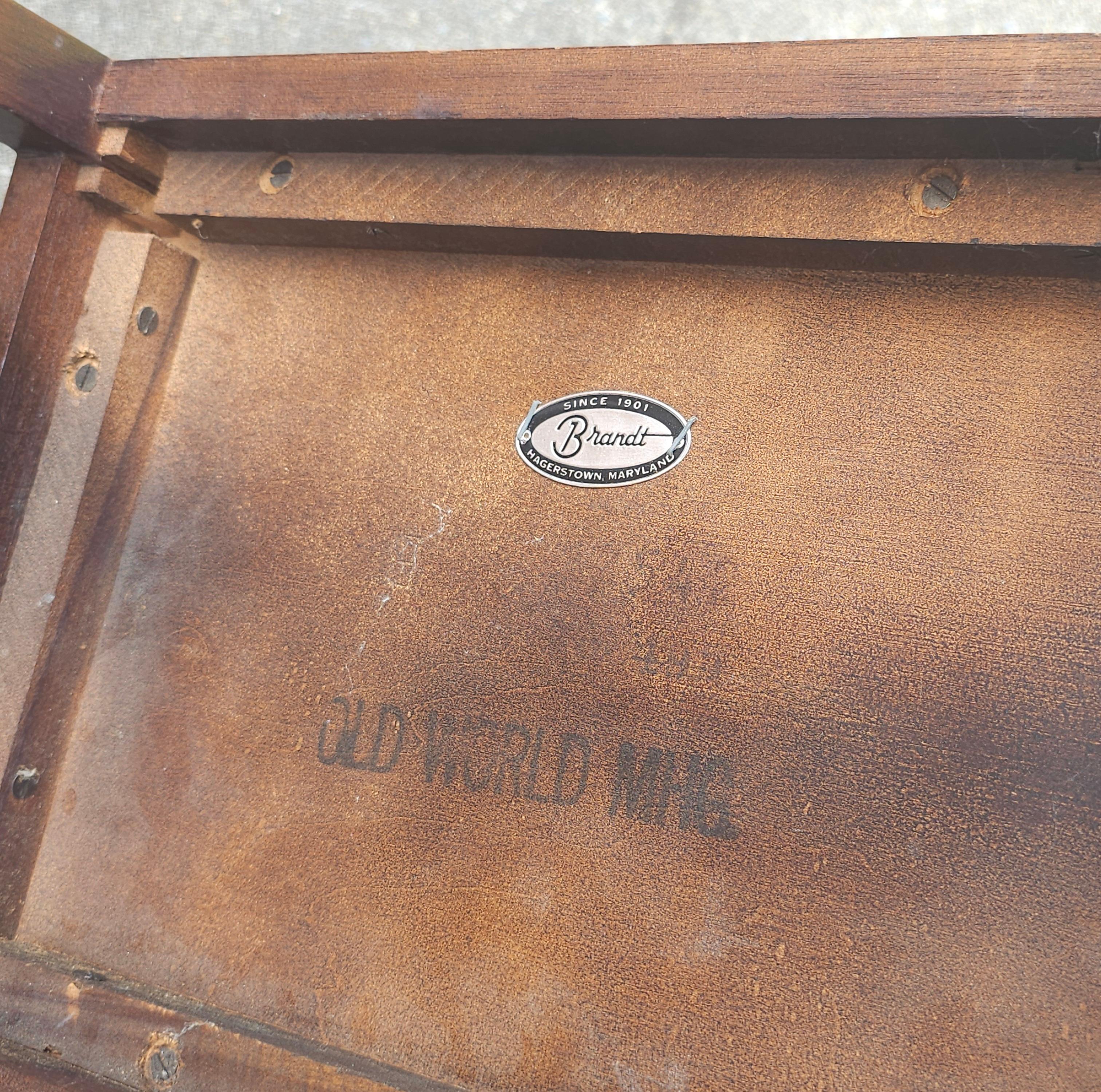 Brandt Furniture Mid Century Caja de madera de caoba Sobre peana Caoba en venta