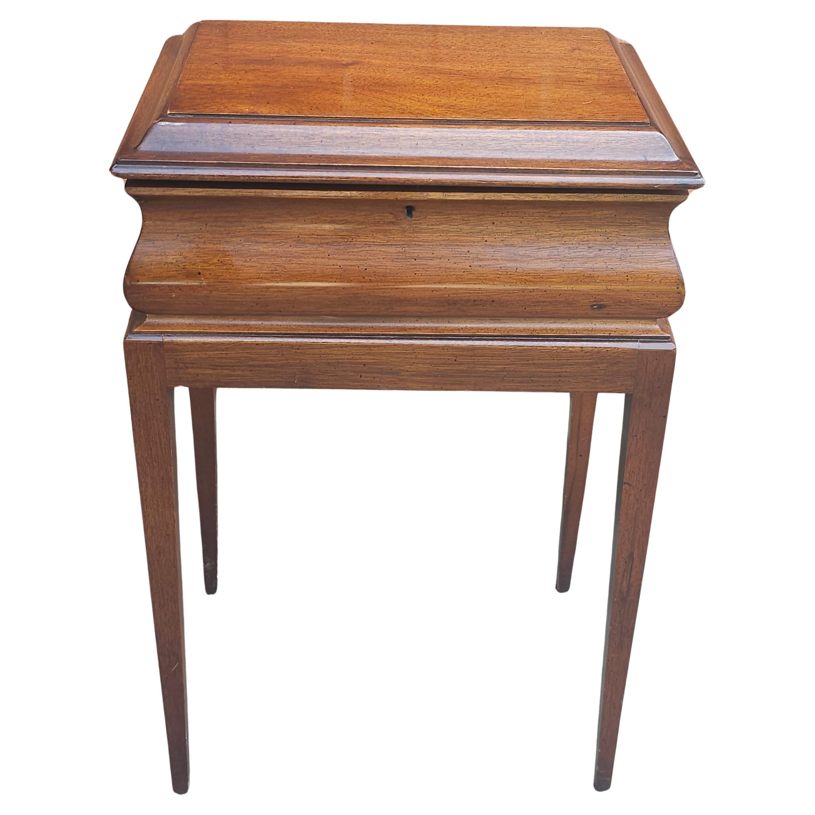 Brandt Furniture Mid Century Caja de madera de caoba Sobre peana en venta