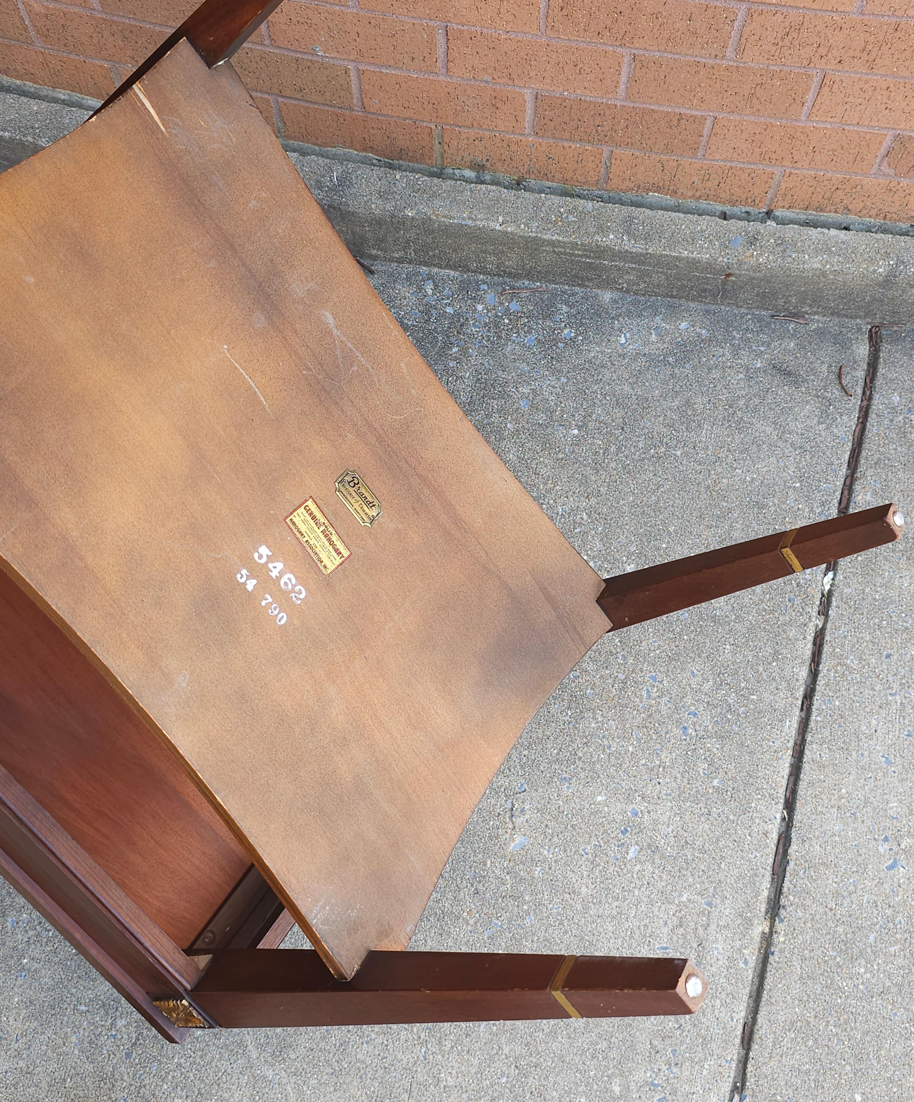 20ième siècle Table d'appoint en acajou partiellement dorée et en cuir tolé, Brandt Furniture en vente