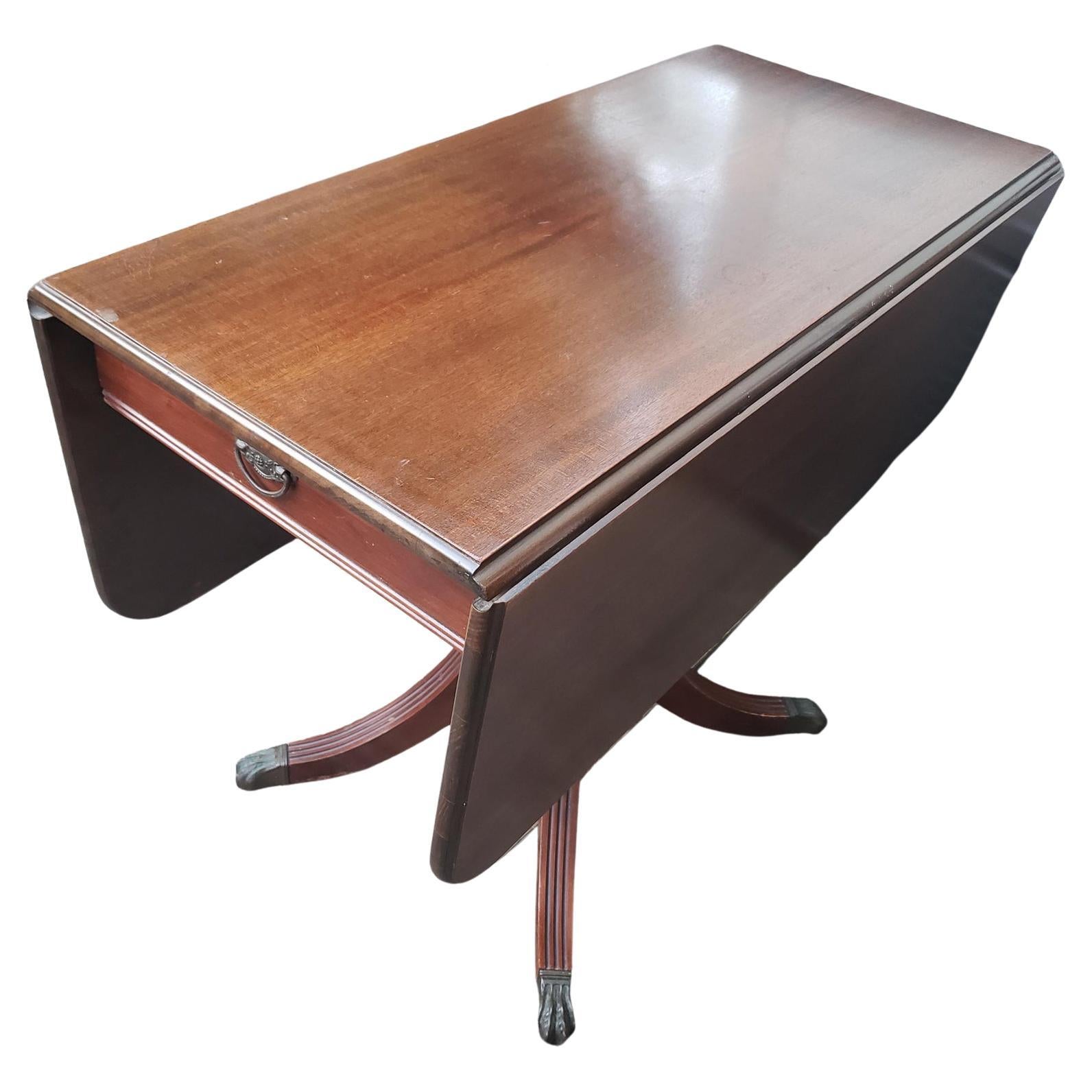 Nord-américain Table à manger à piédestal à abattants de style Sheraton de Brandt Furniture, vers 1940 en vente