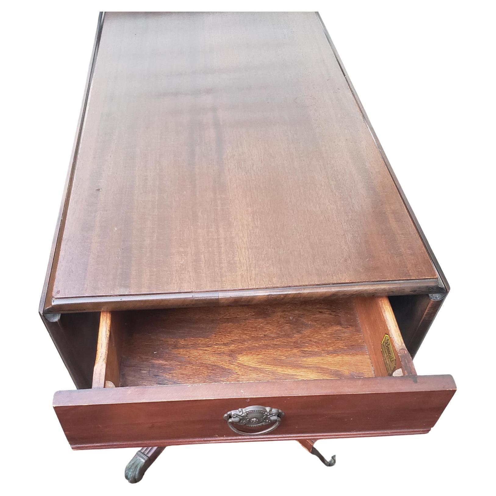 Brandt Furniture Esstisch im Sheraton-Stil mit ausziehbarem Sockel, ca. 1940er Jahre (Handgefertigt) im Angebot