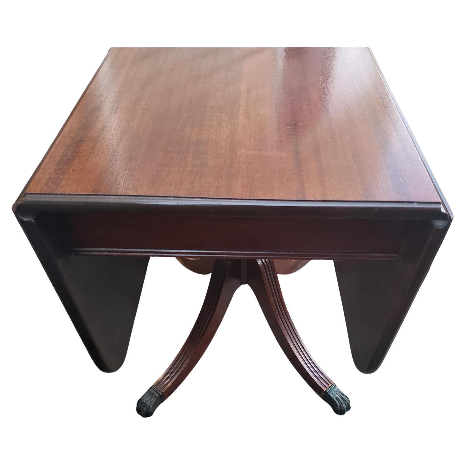 Acajou Table à manger à piédestal à abattants de style Sheraton de Brandt Furniture, vers 1940 en vente