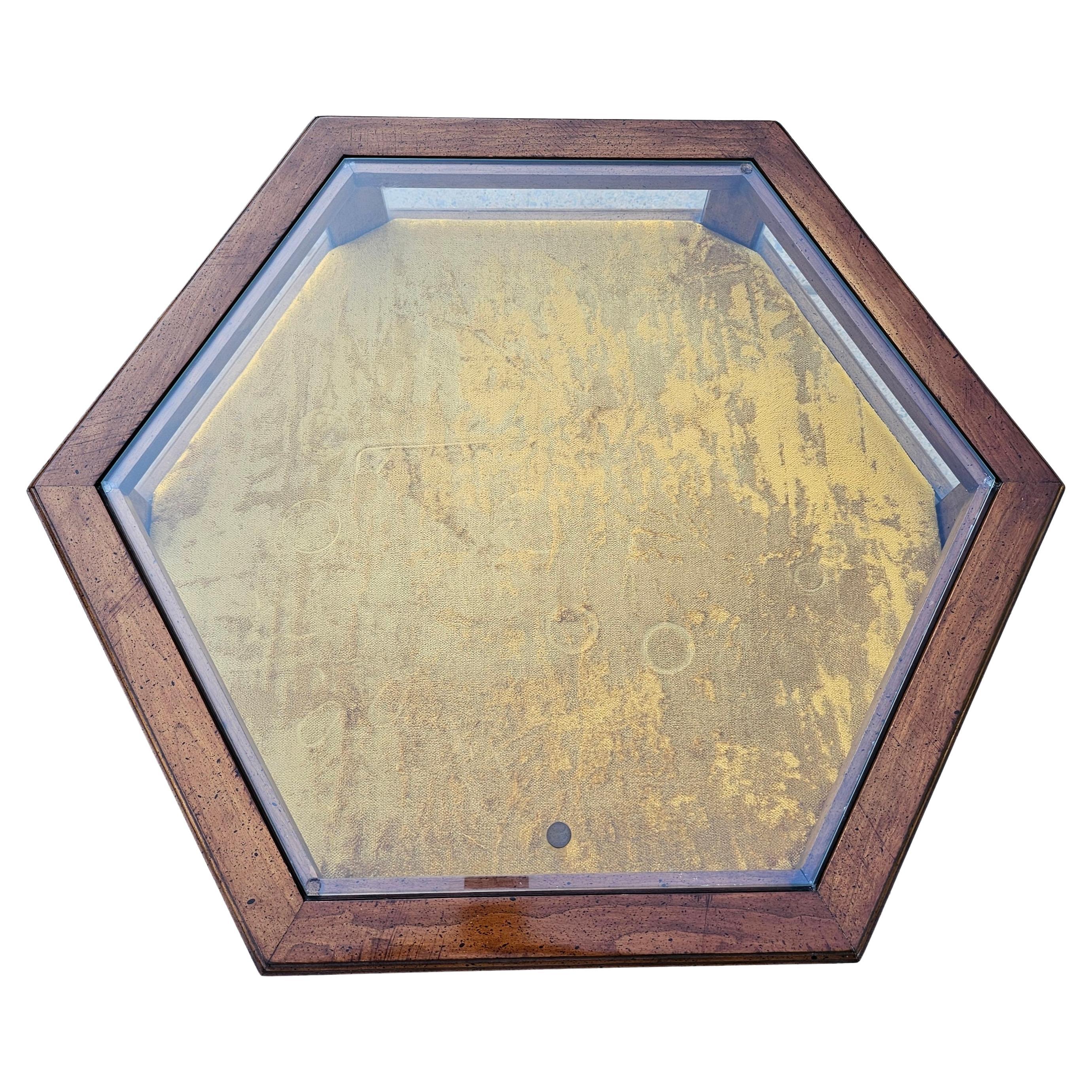Américain Table d'exposition hexagonale en noyer du milieu du siècle Brandt en vente