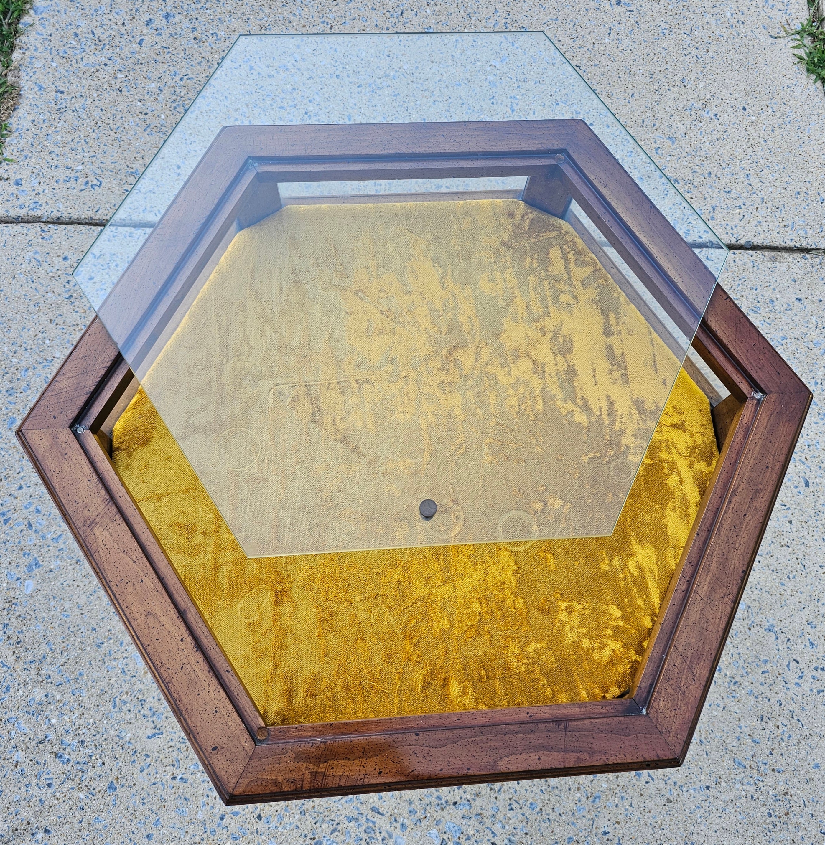 20ième siècle Table d'exposition hexagonale en noyer du milieu du siècle Brandt en vente