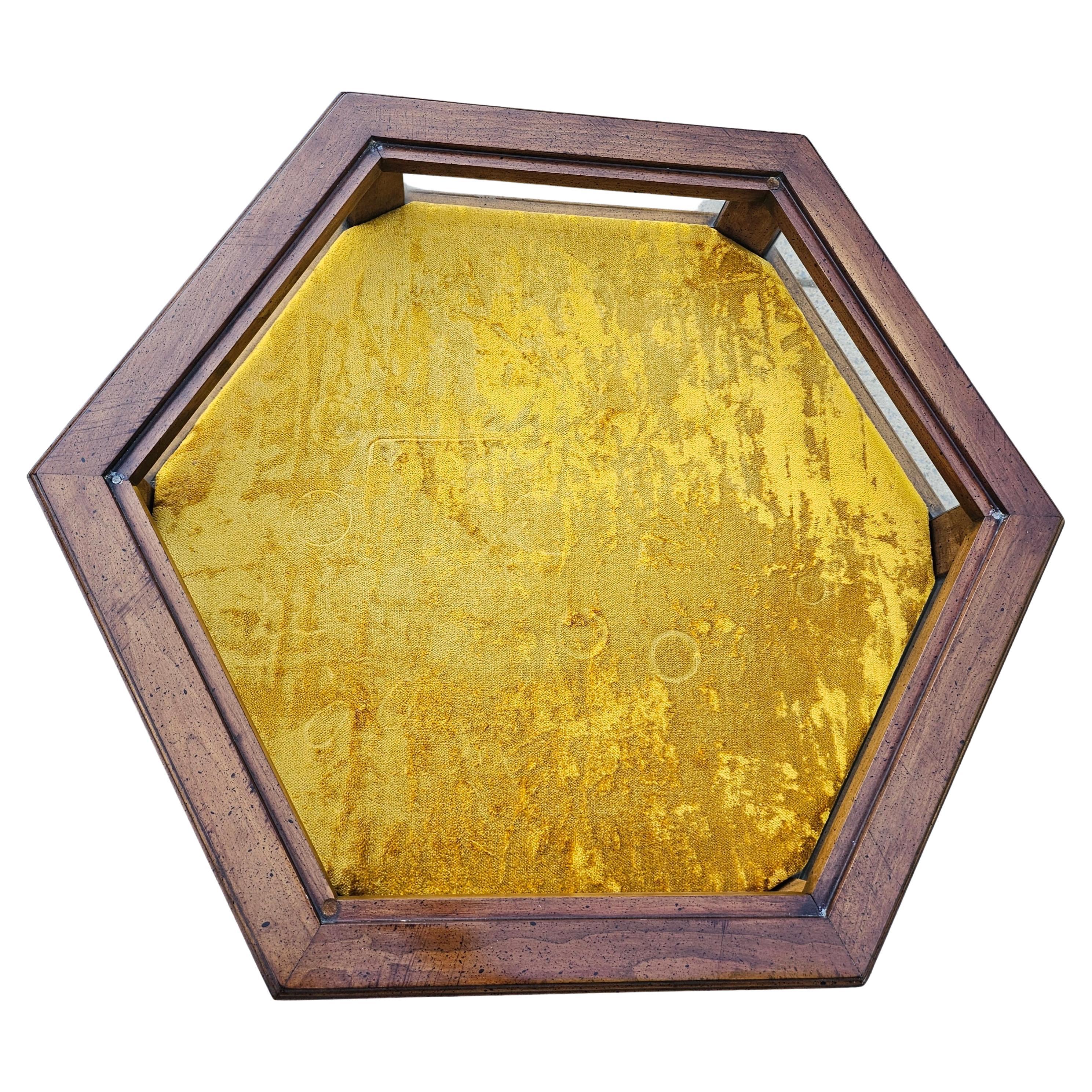 Velours Table d'exposition hexagonale en noyer du milieu du siècle Brandt en vente