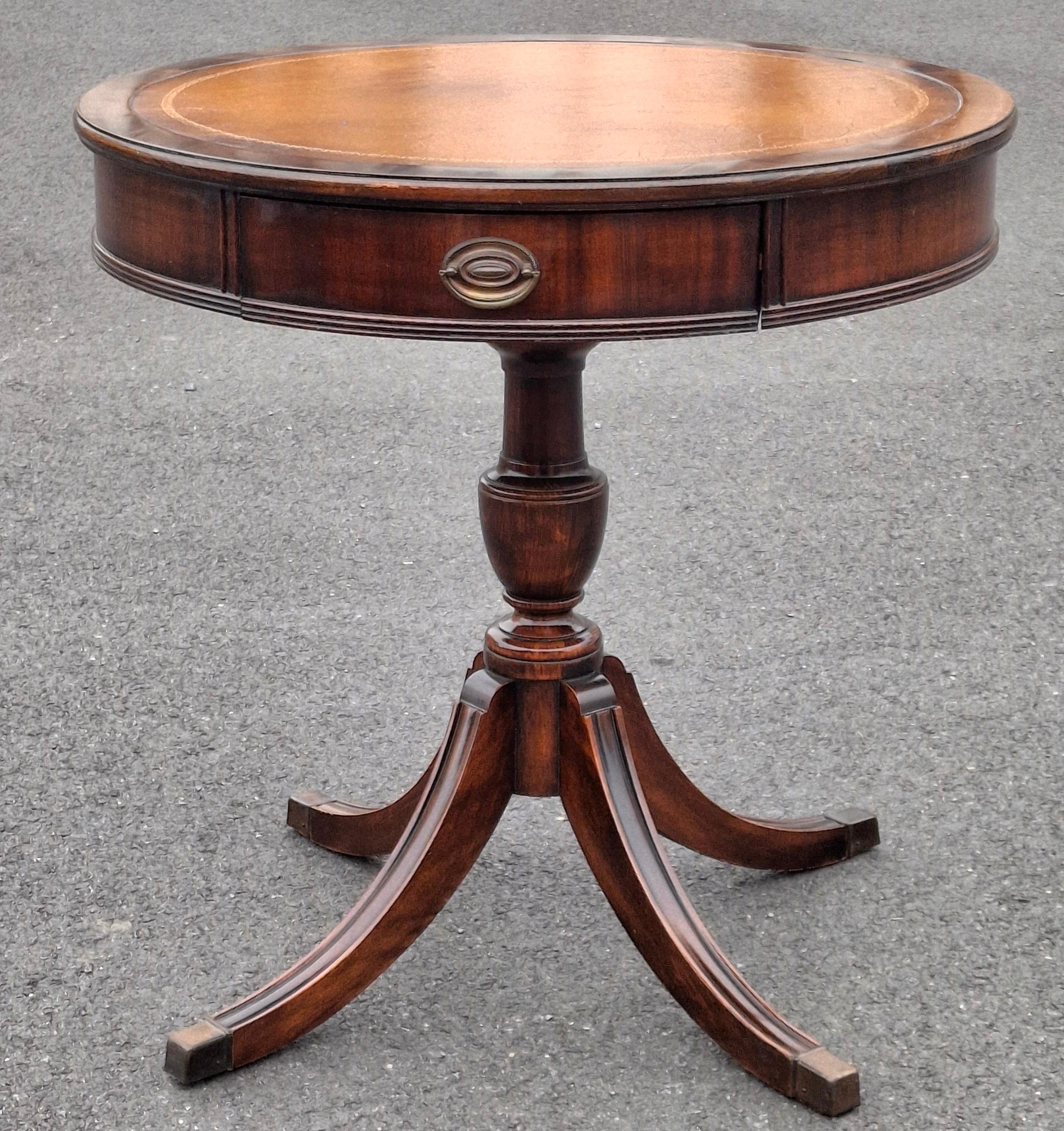 Tavolo a tamburo Brandt in stile Regency metà secolo, in mogano e con piano in pelle stencilata in vendita 3