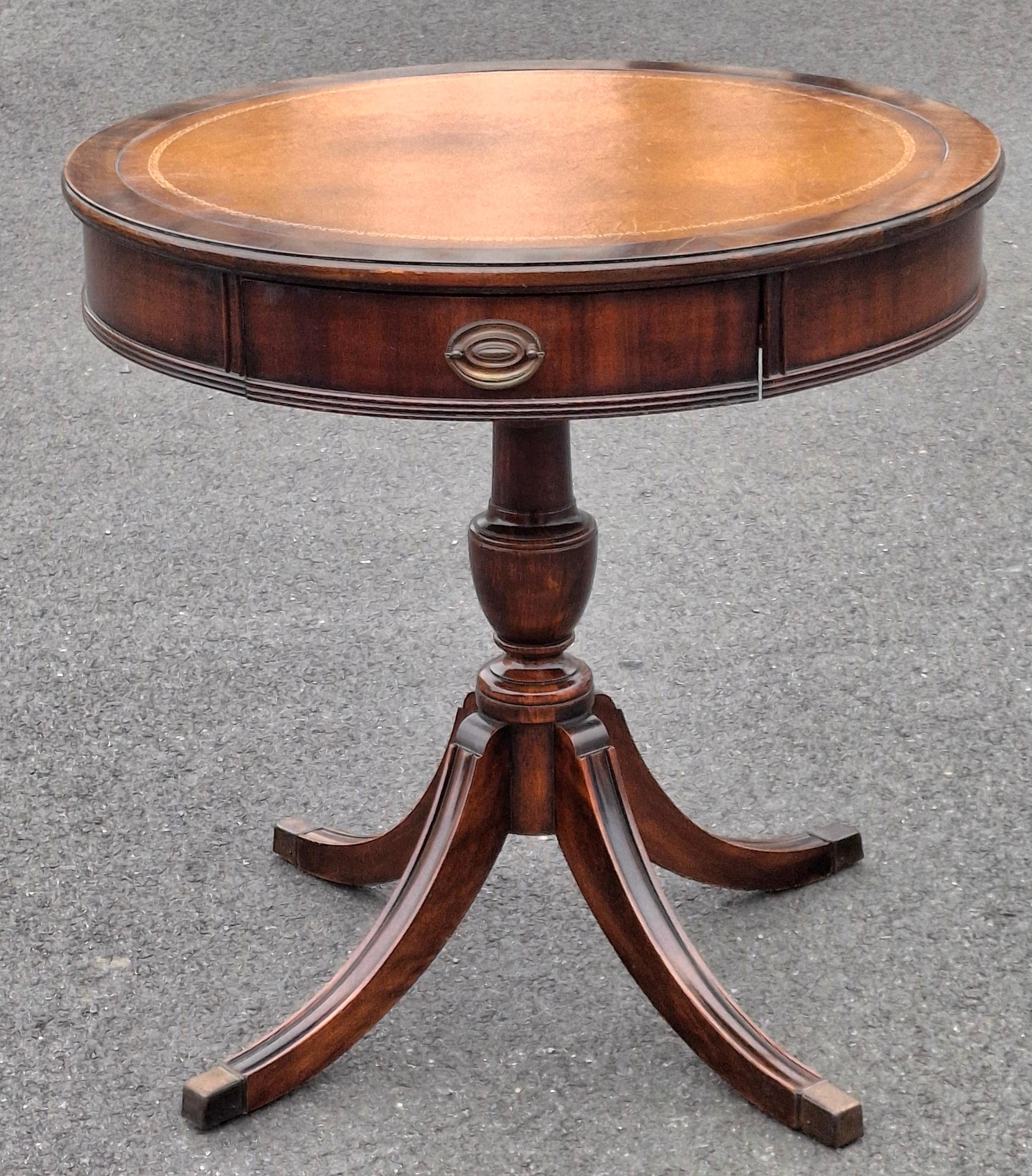 Tavolo a tamburo Brandt in stile Regency metà secolo, in mogano e con piano in pelle stencilata in vendita 4