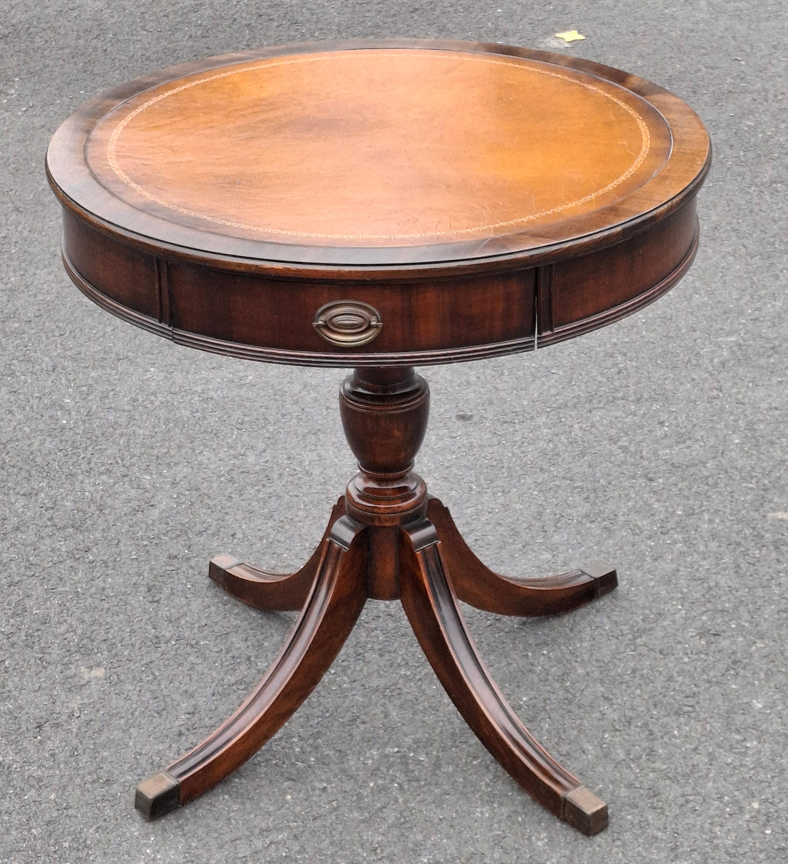 Tavolo a tamburo Brandt in stile Regency metà secolo, in mogano e con piano in pelle stencilata in vendita 5