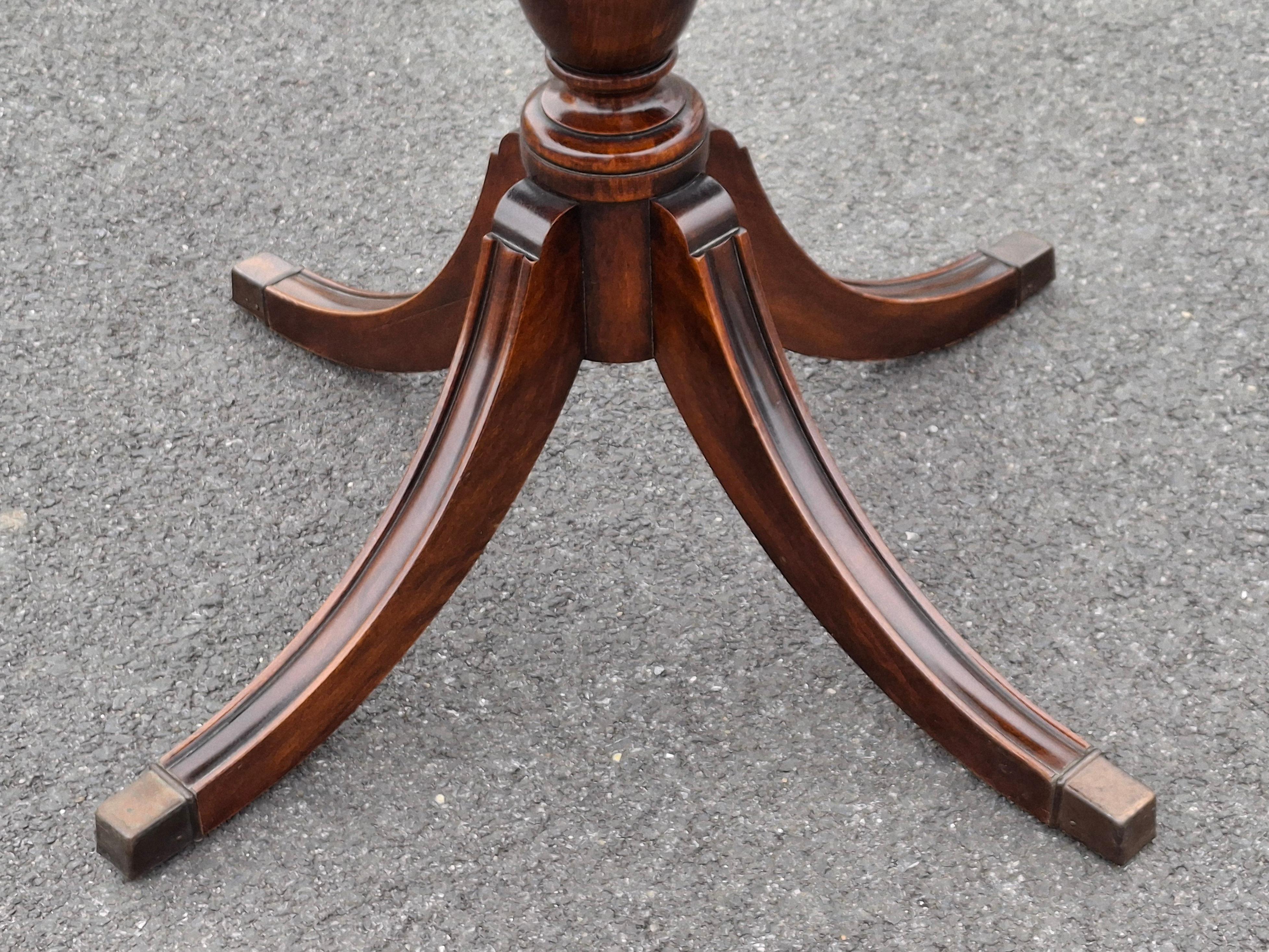 Tavolo a tamburo Brandt in stile Regency metà secolo, in mogano e con piano in pelle stencilata in vendita 6