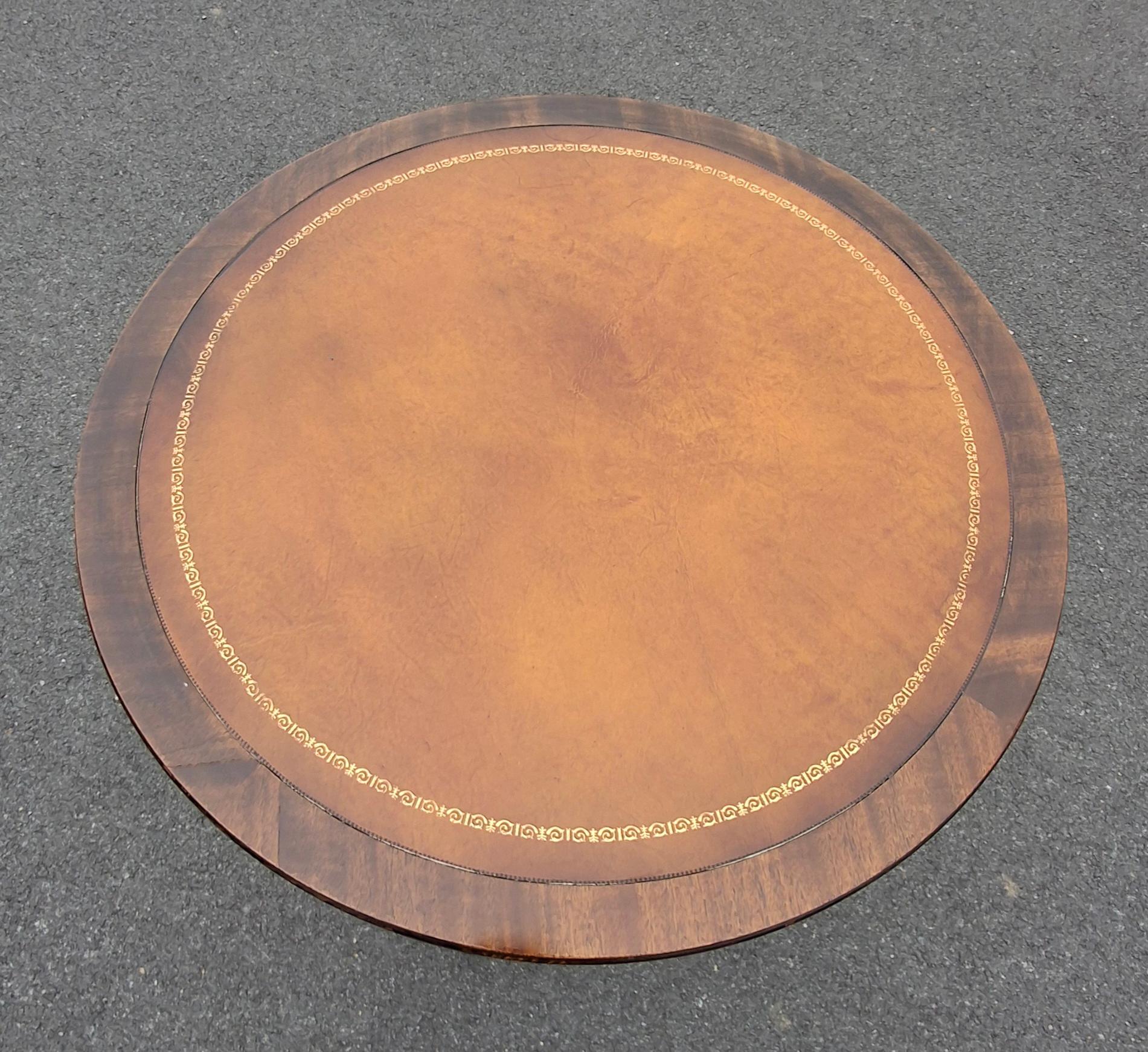 Tavolo a tamburo Brandt in stile Regency metà secolo, in mogano e con piano in pelle stencilata in vendita 7