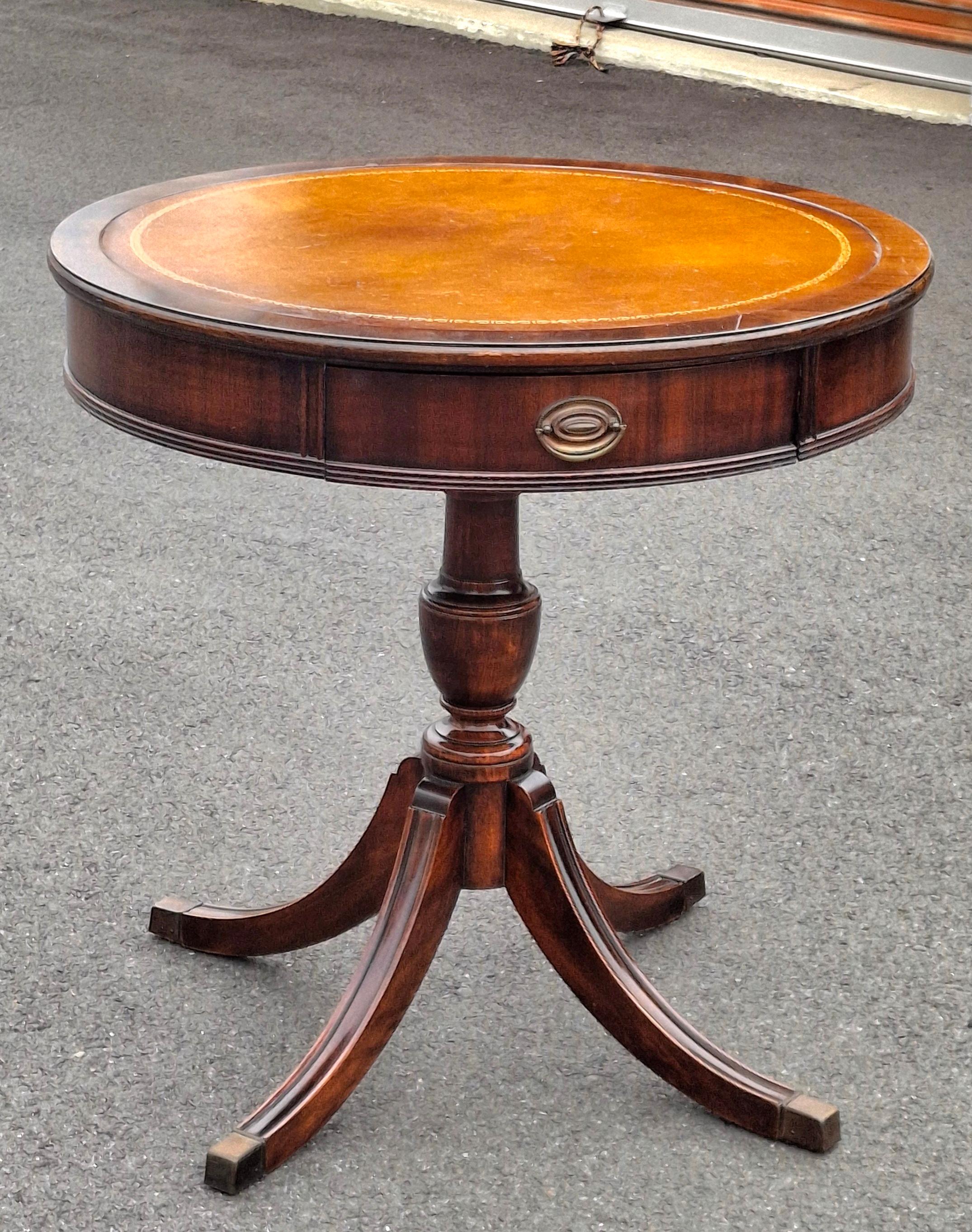 Brandt Furniture Tavolo a tamburo quadruplo con piedistallo in mogano e pelle stencilata in stile Regency del metà del secolo scorso
Il tavolo è largo 28