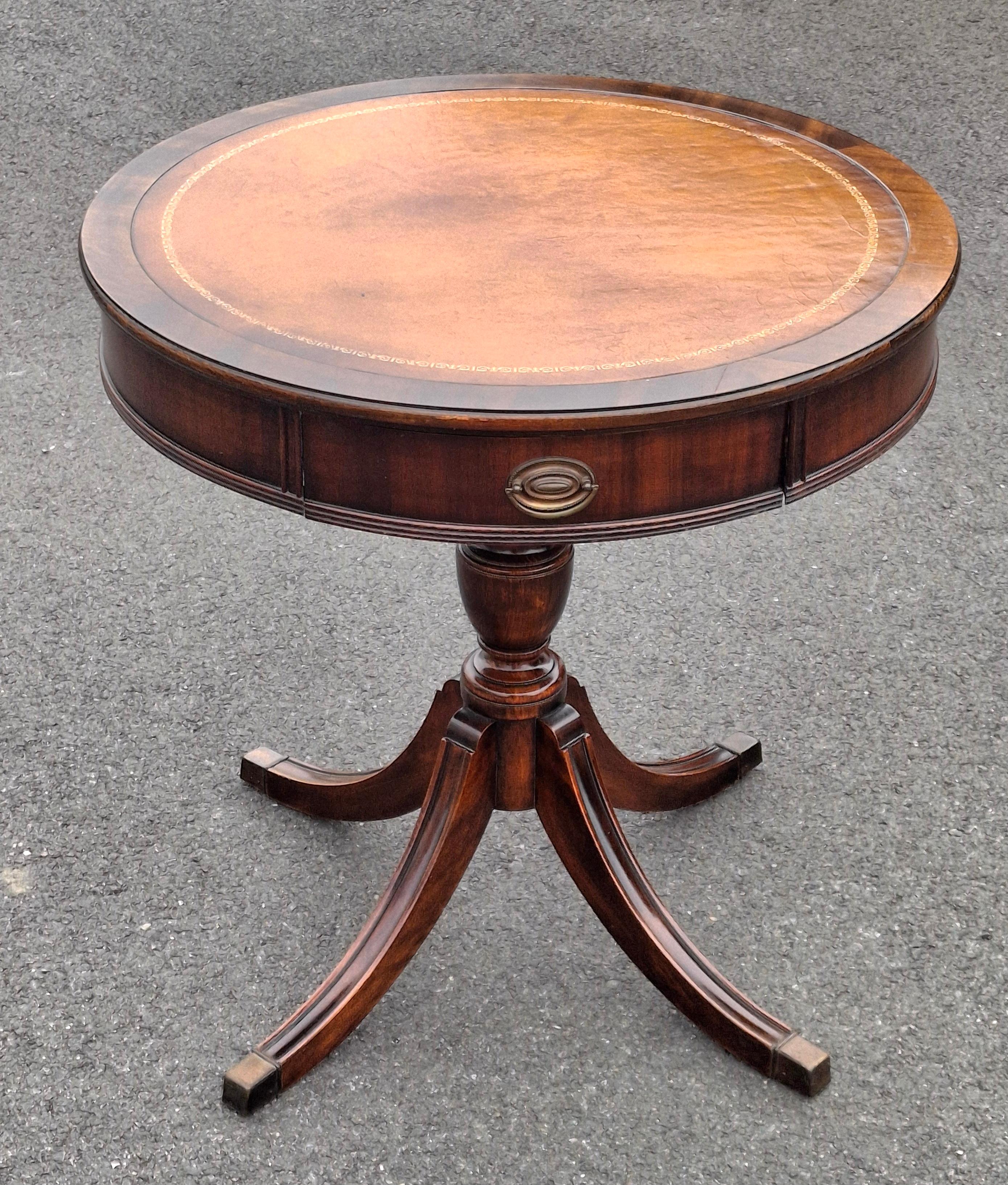 Americano Tavolo a tamburo Brandt in stile Regency metà secolo, in mogano e con piano in pelle stencilata in vendita