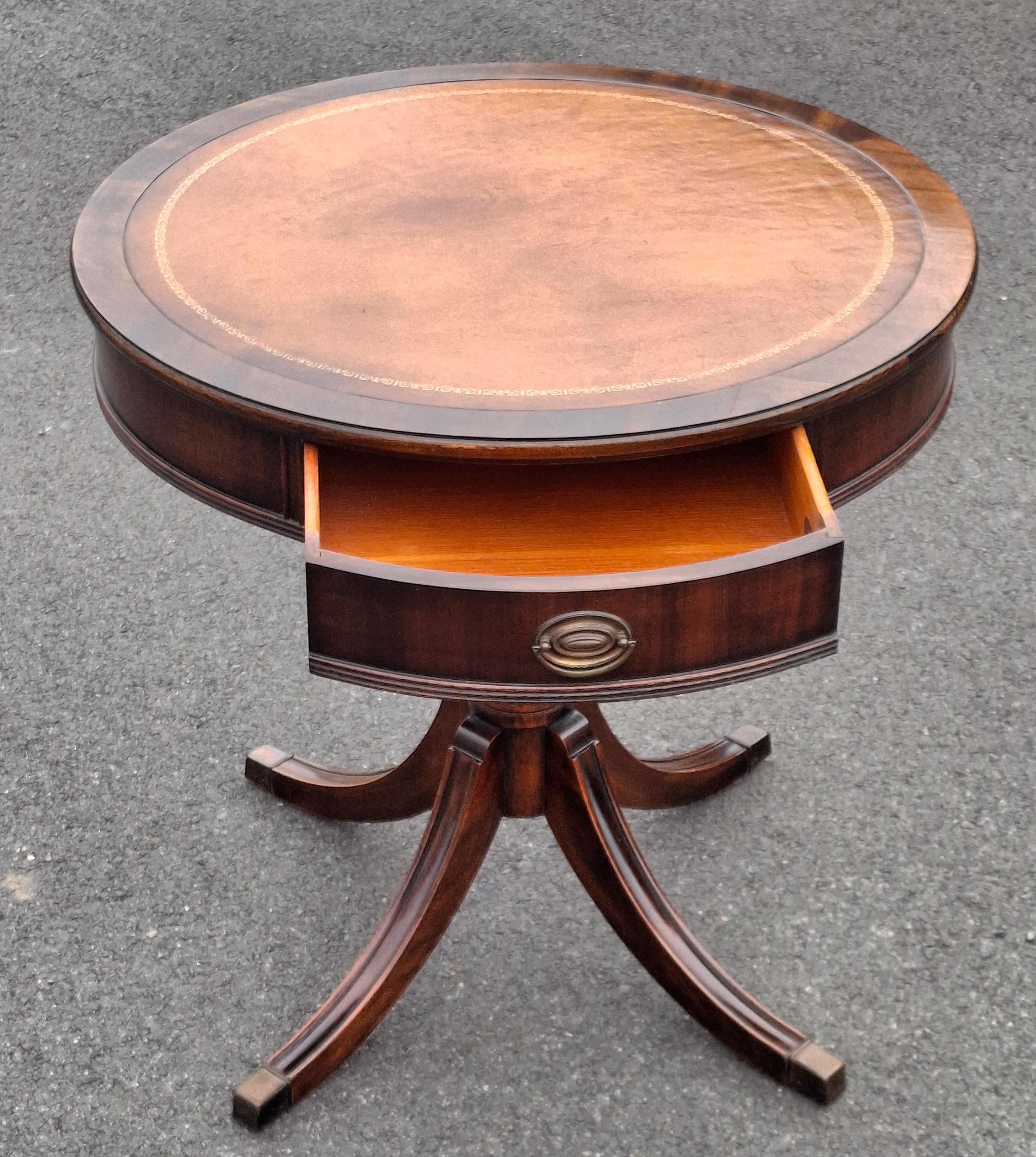 Intagliato Tavolo a tamburo Brandt in stile Regency metà secolo, in mogano e con piano in pelle stencilata in vendita