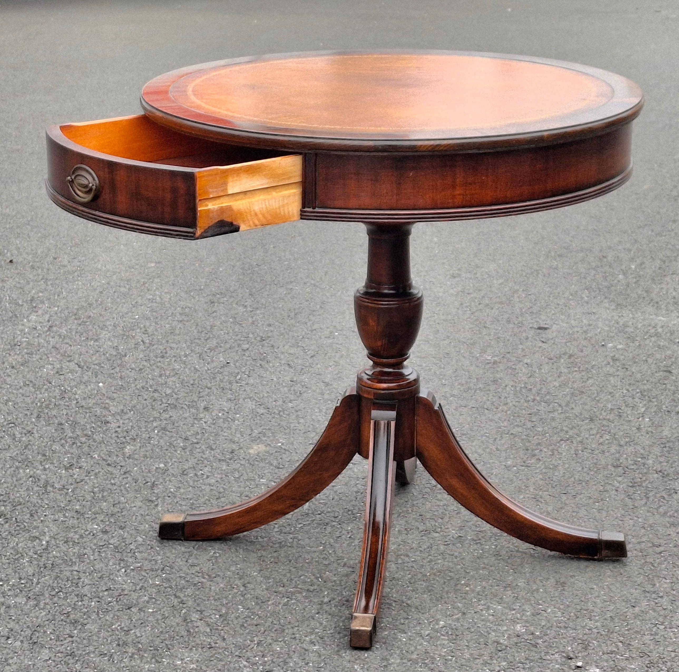 Tavolo a tamburo Brandt in stile Regency metà secolo, in mogano e con piano in pelle stencilata In condizioni buone in vendita a Germantown, MD