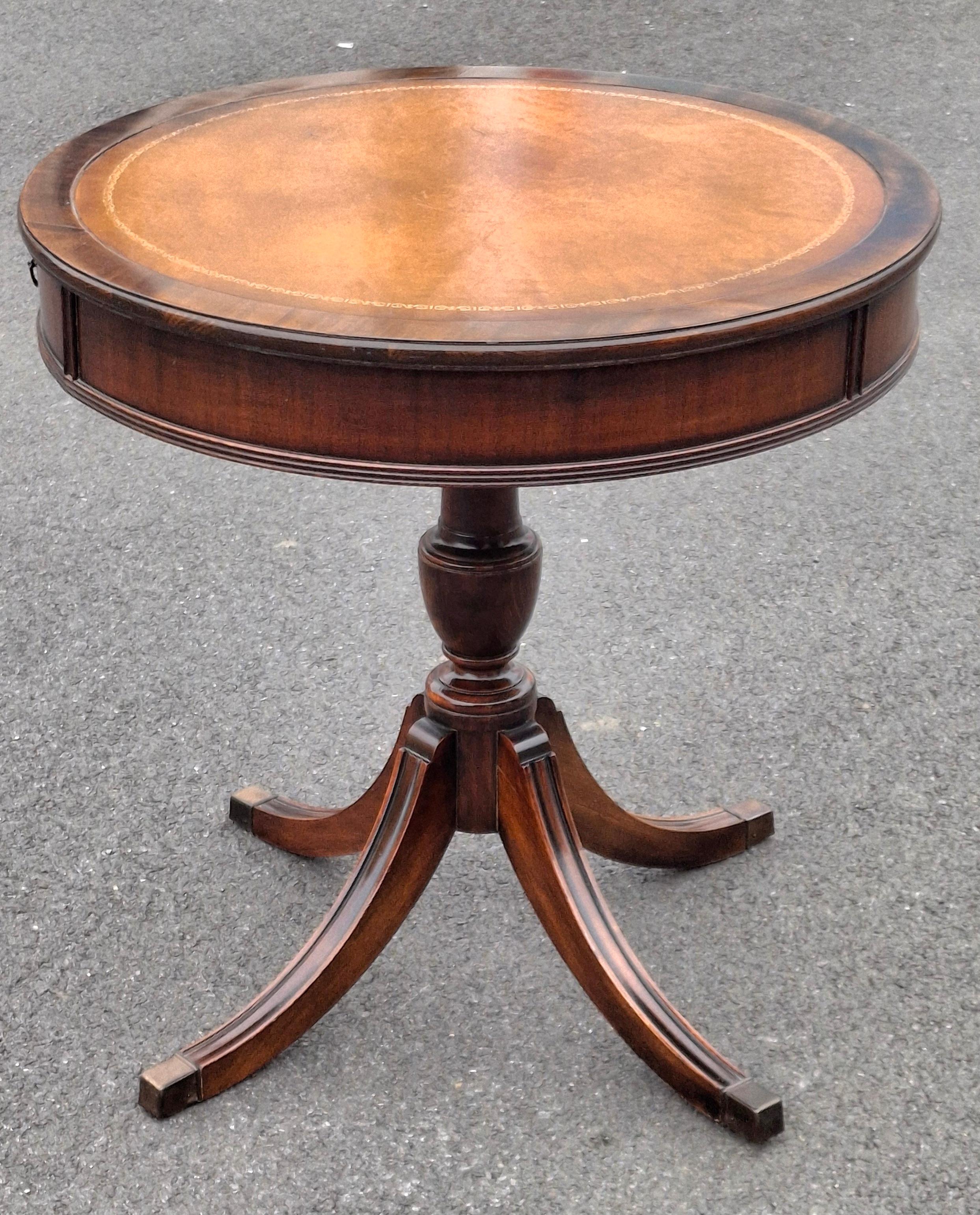 Ottone Tavolo a tamburo Brandt in stile Regency metà secolo, in mogano e con piano in pelle stencilata in vendita