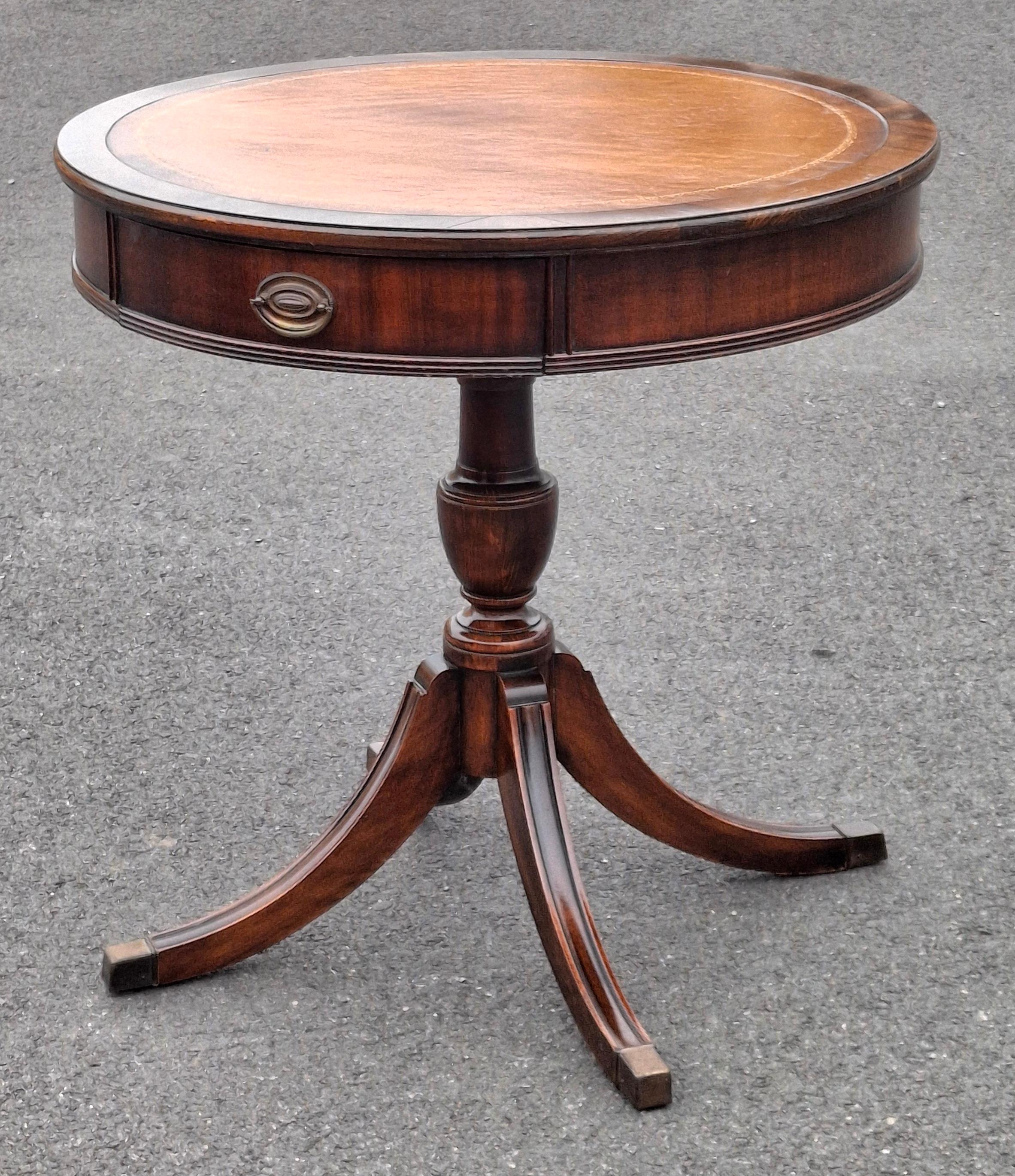 Tavolo a tamburo Brandt in stile Regency metà secolo, in mogano e con piano in pelle stencilata in vendita 1