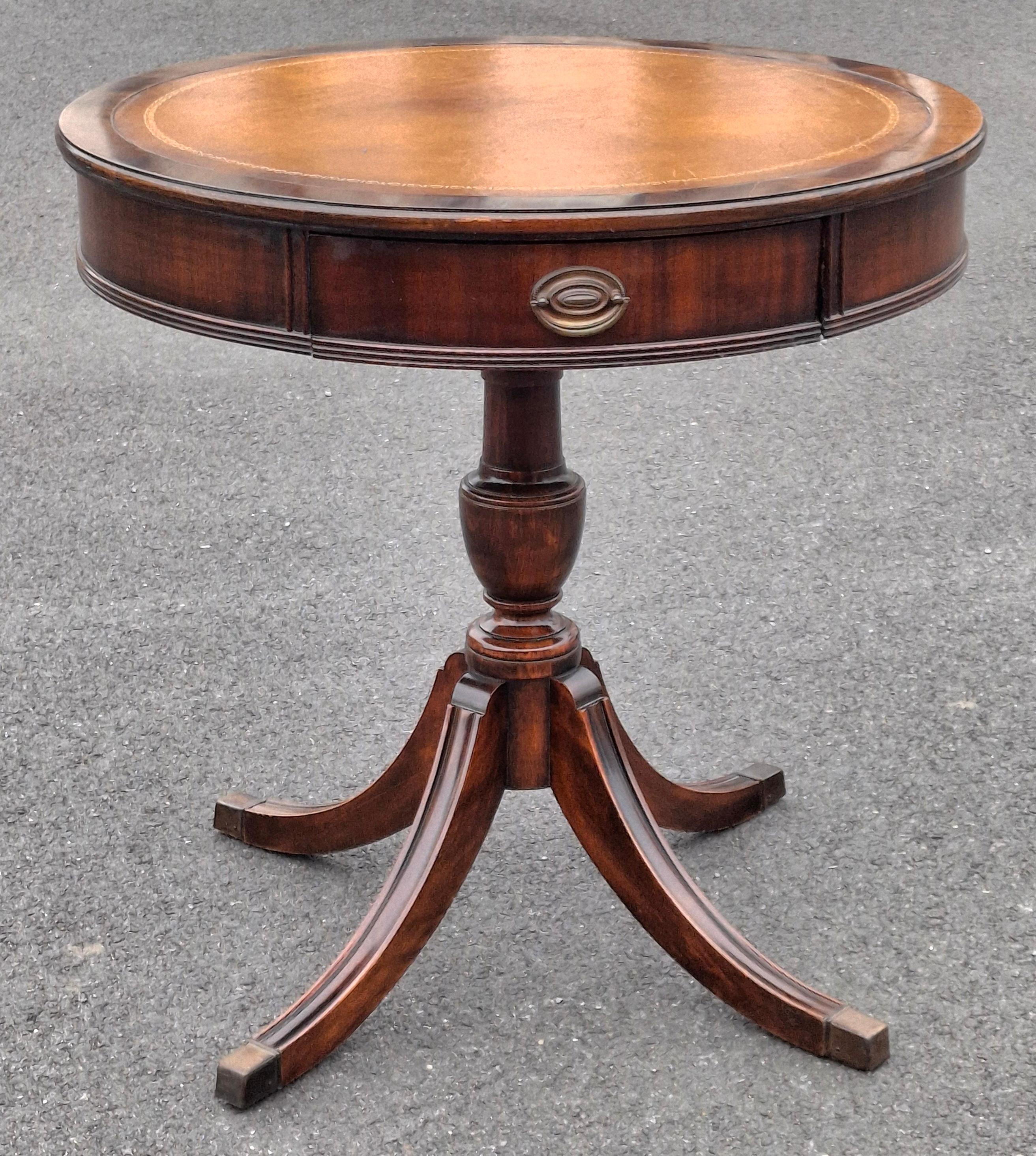 Tavolo a tamburo Brandt in stile Regency metà secolo, in mogano e con piano in pelle stencilata in vendita 2